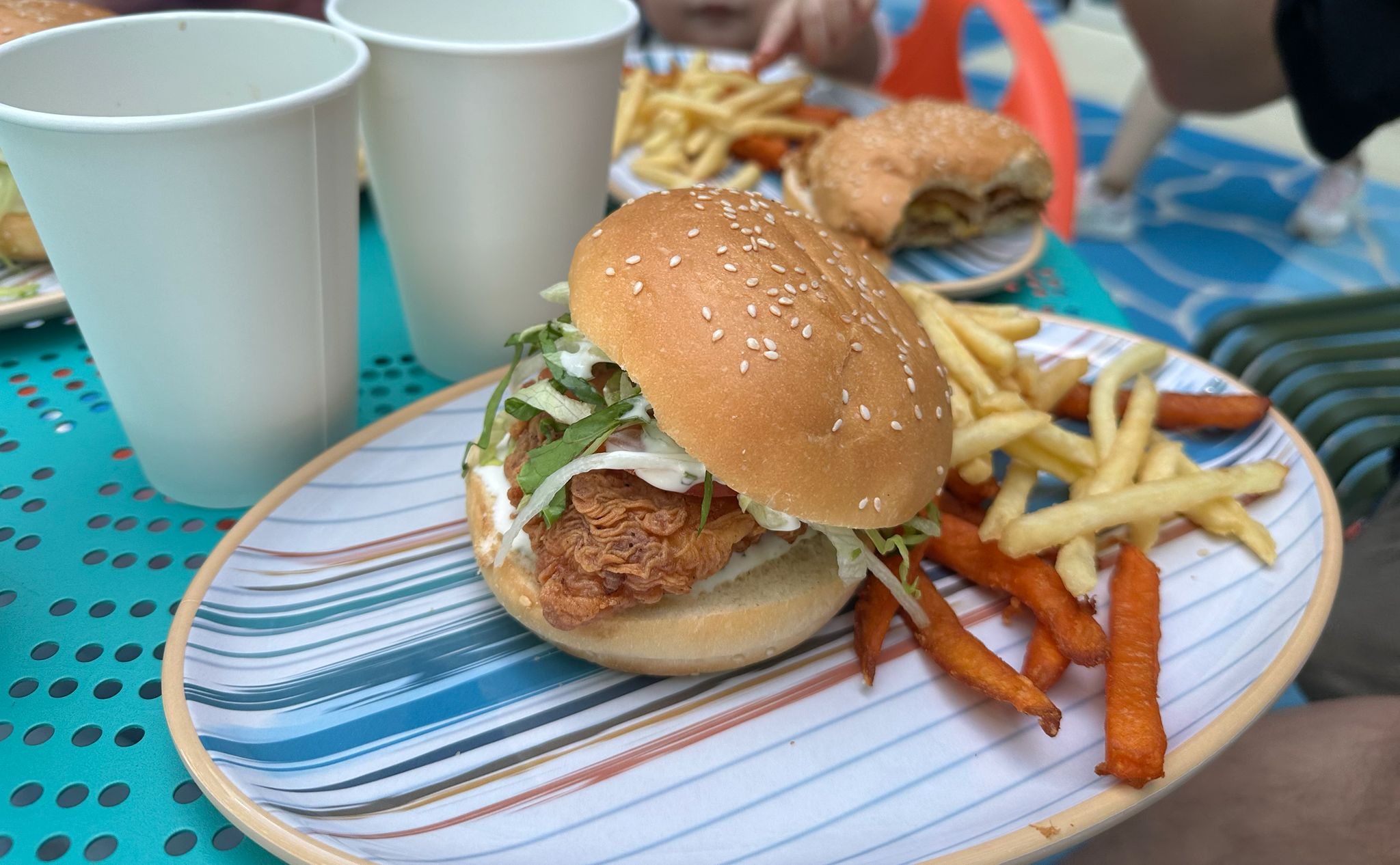 スティッチズ・オハナ・グリルのバーガー