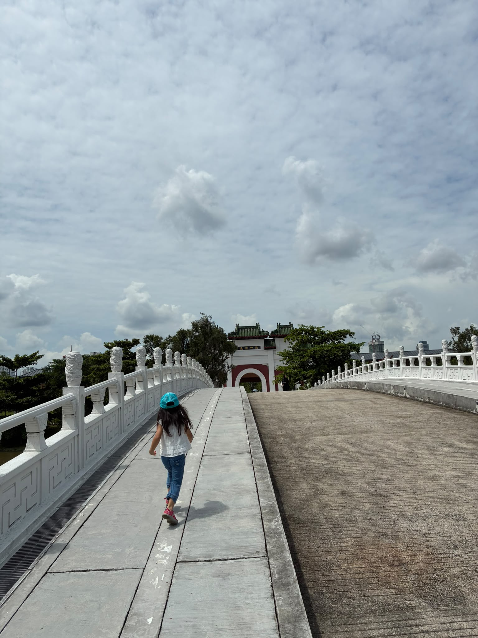 チャイニーズガーデン（Chinese Garden）の橋を駆ける子ども