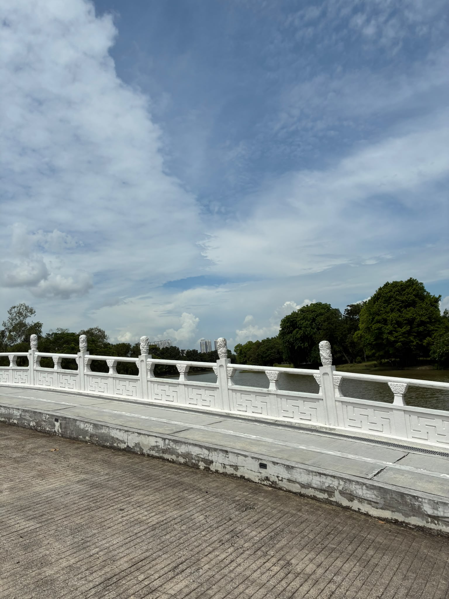 チャイニーズガーデン（Chinese Garden）の白い石造りの橋