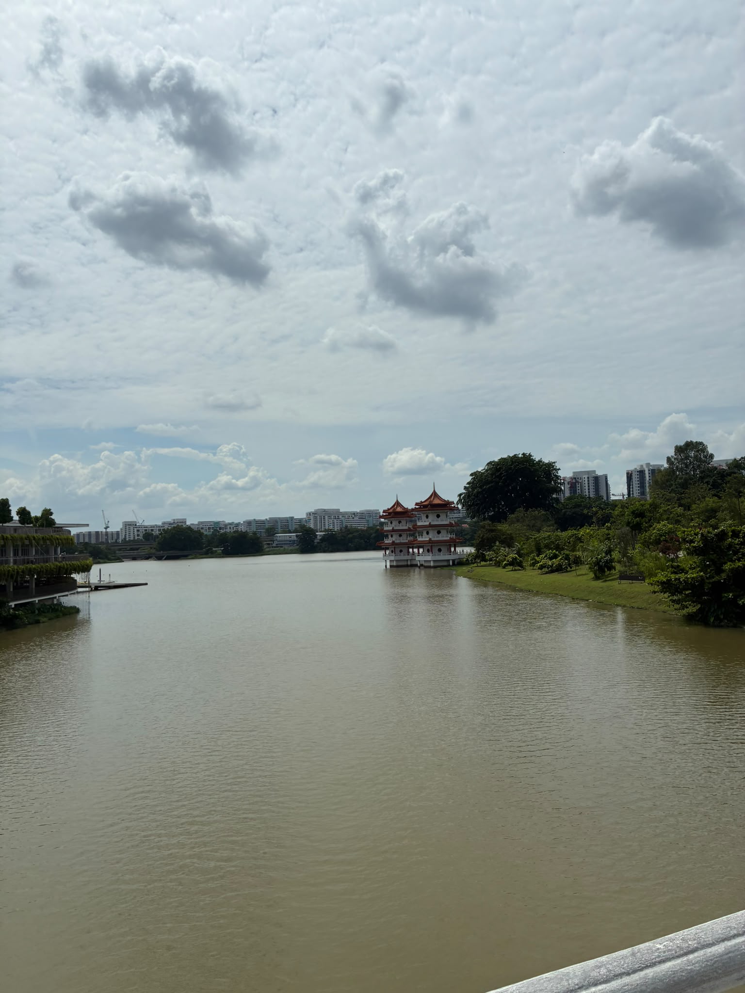ジュロン湖（Jurong Lake）とツインパゴダ（Twin Pagodas）の全景