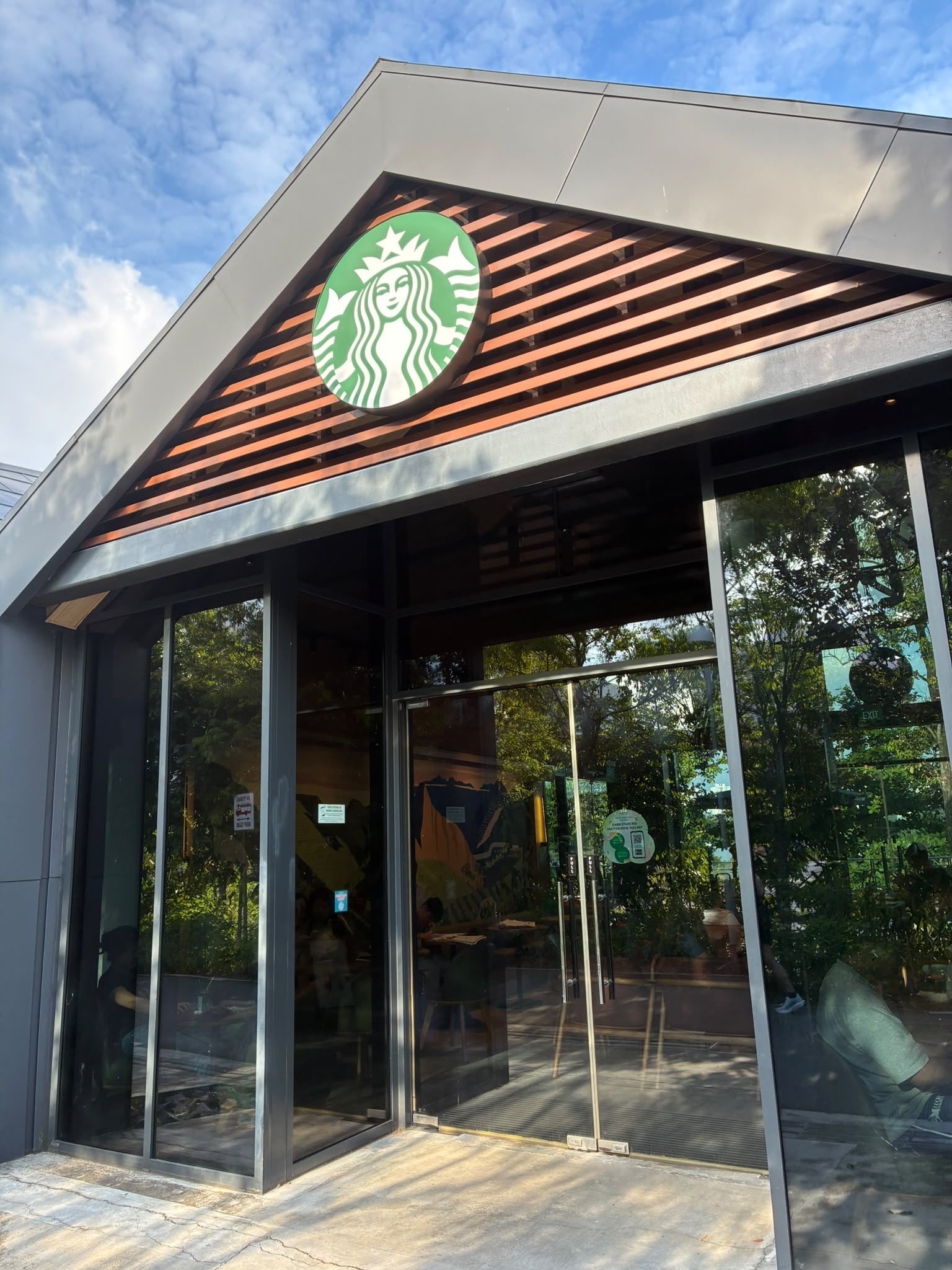 チャイニーズガーデン（Chinese Garden）近くのスターバックス（Starbucks）外観