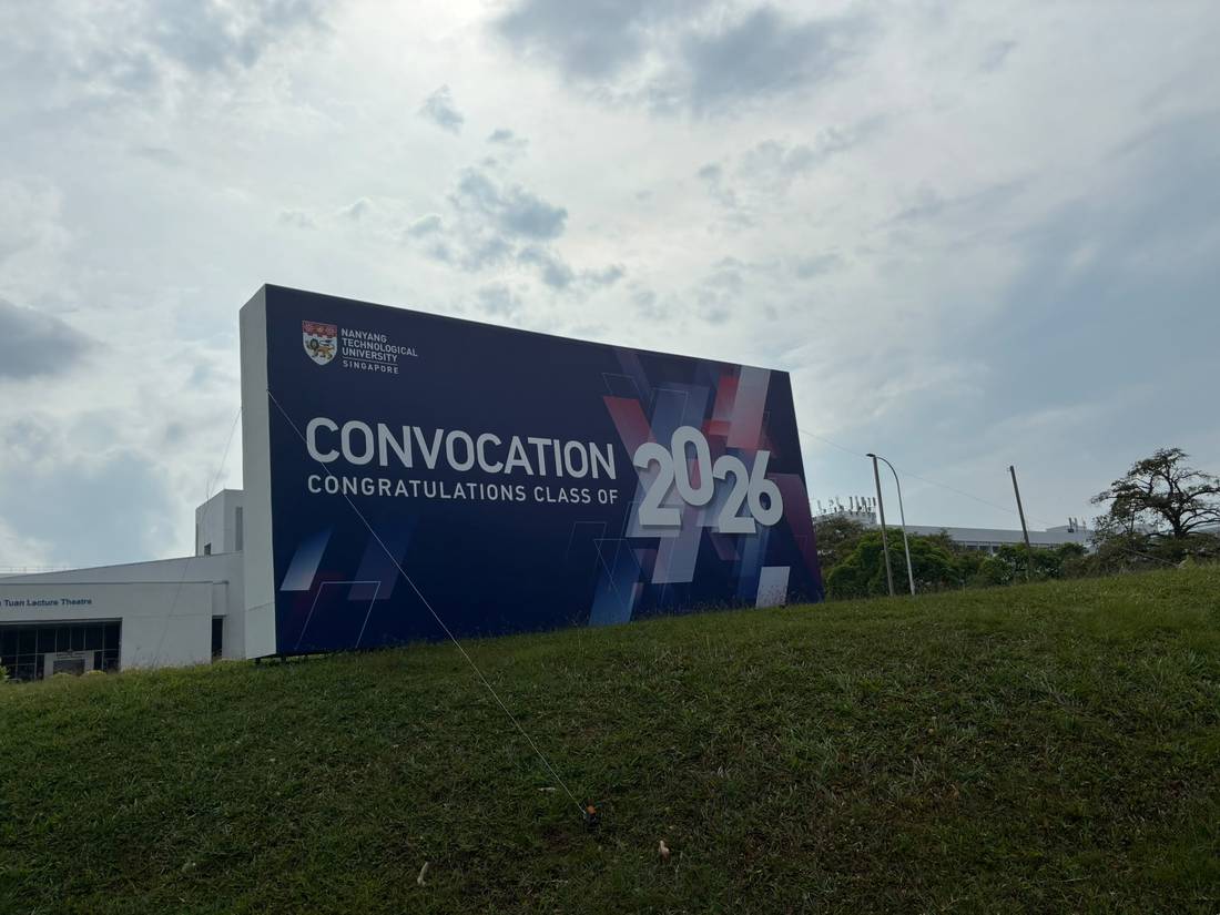 卒業式シーズンのConvocation案内看板