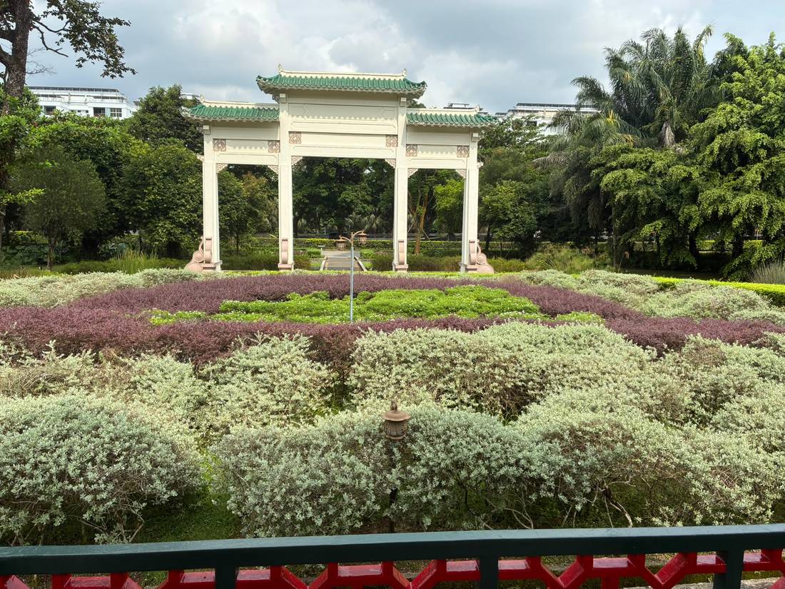 雲南園の石造りアーチ