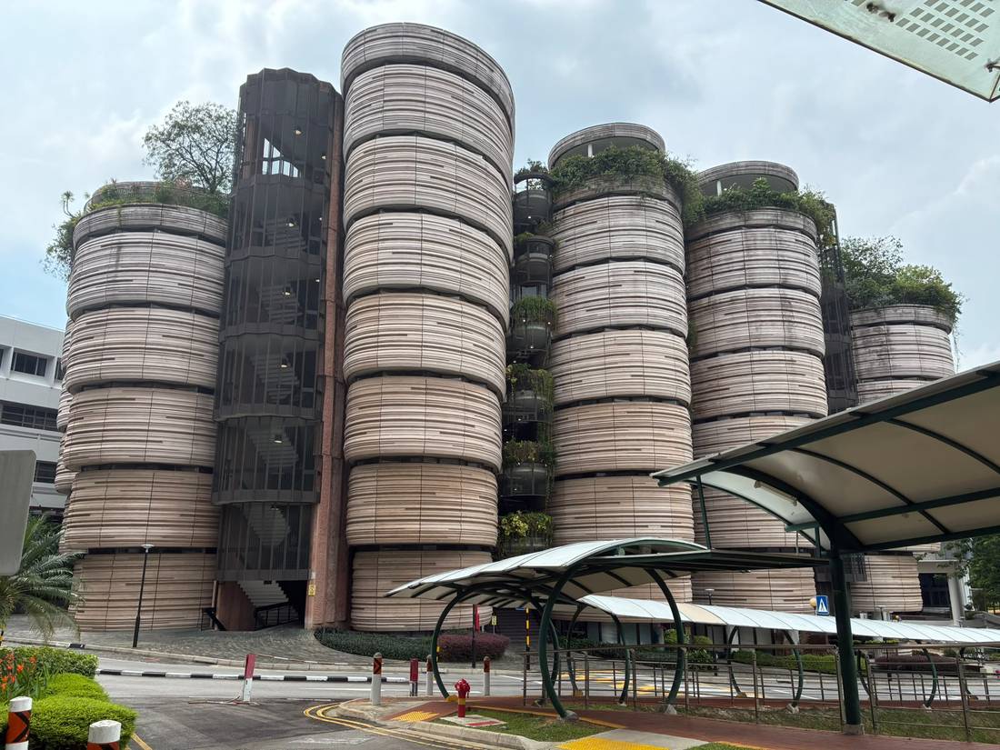 UOB Innovation Hub（旧The Hive、通称：小籠包の桶ビル）の外観