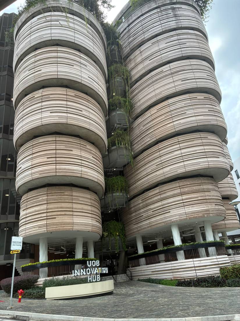 UOB Innovation Hub（旧The Hive、通称：小籠包の桶ビル）の外観２