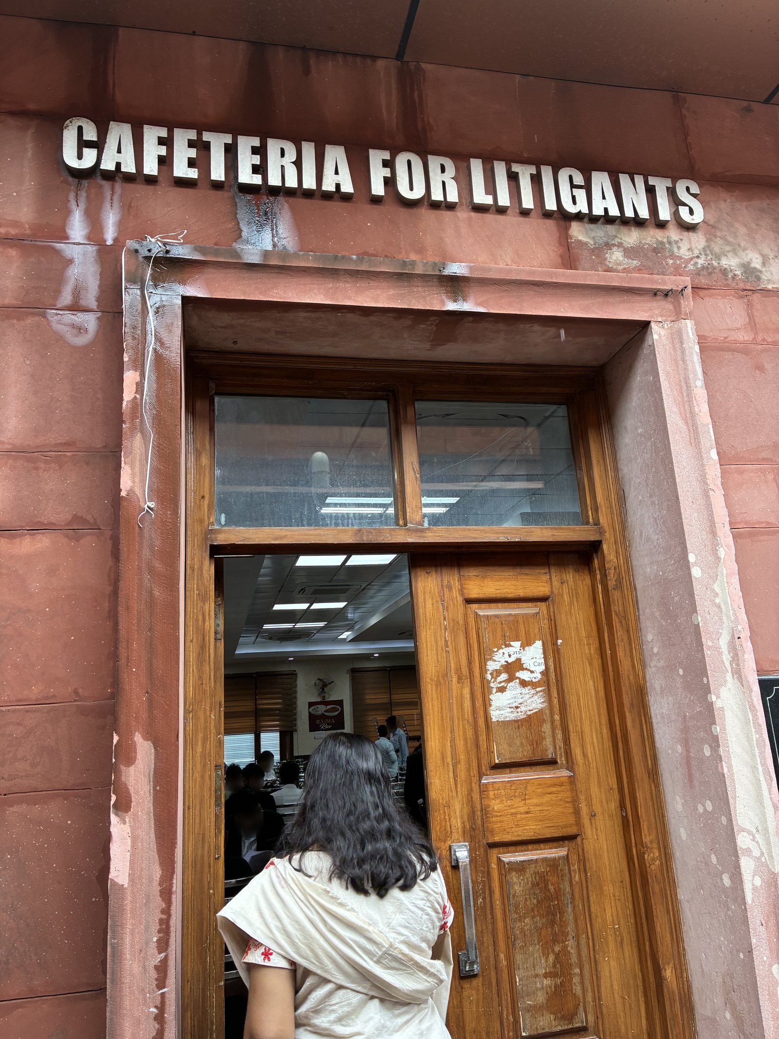 CAFETERIA FOR LITIGANTS と書かれた入口