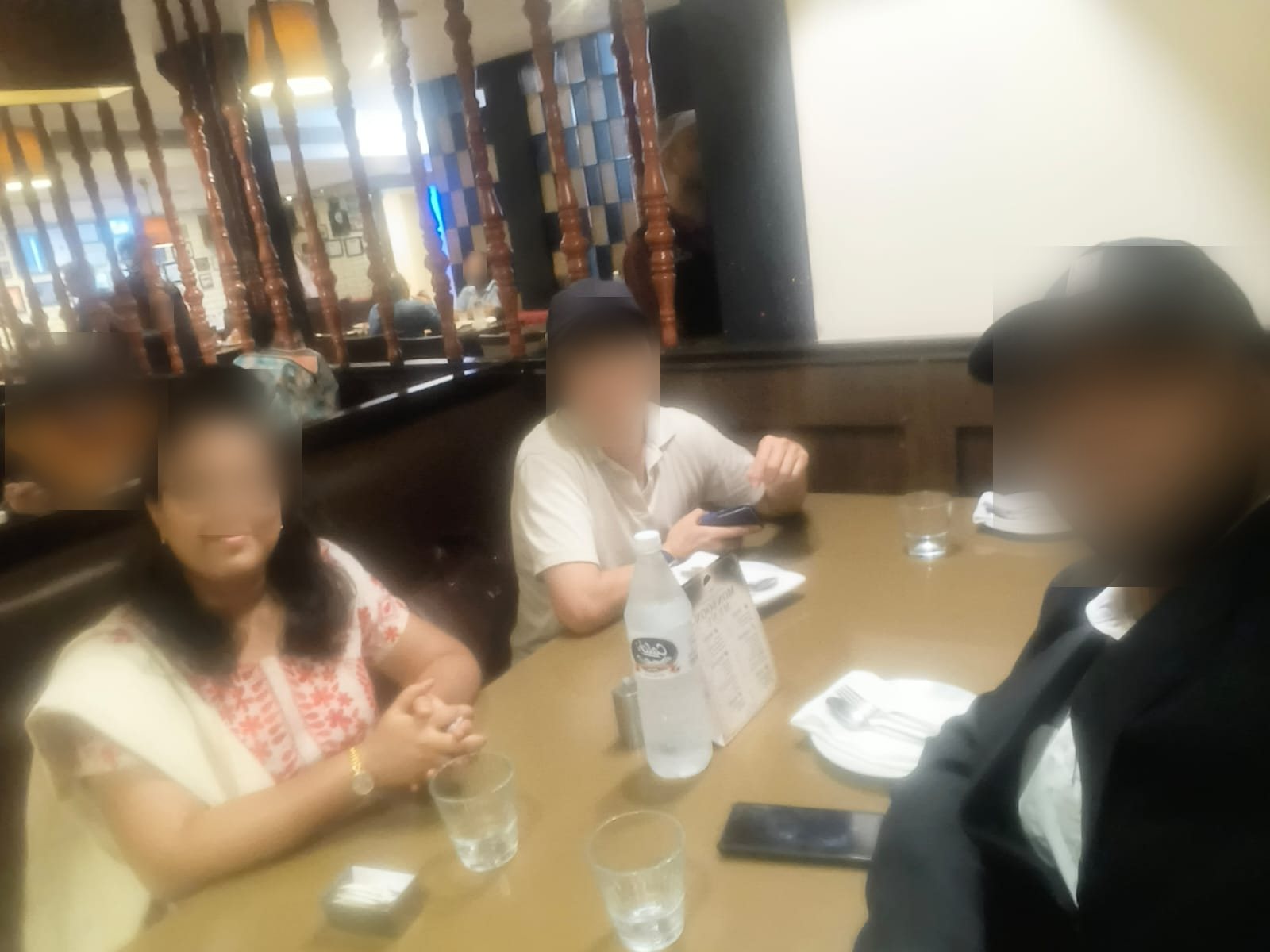 デリーのインド料理店で食事をする3人