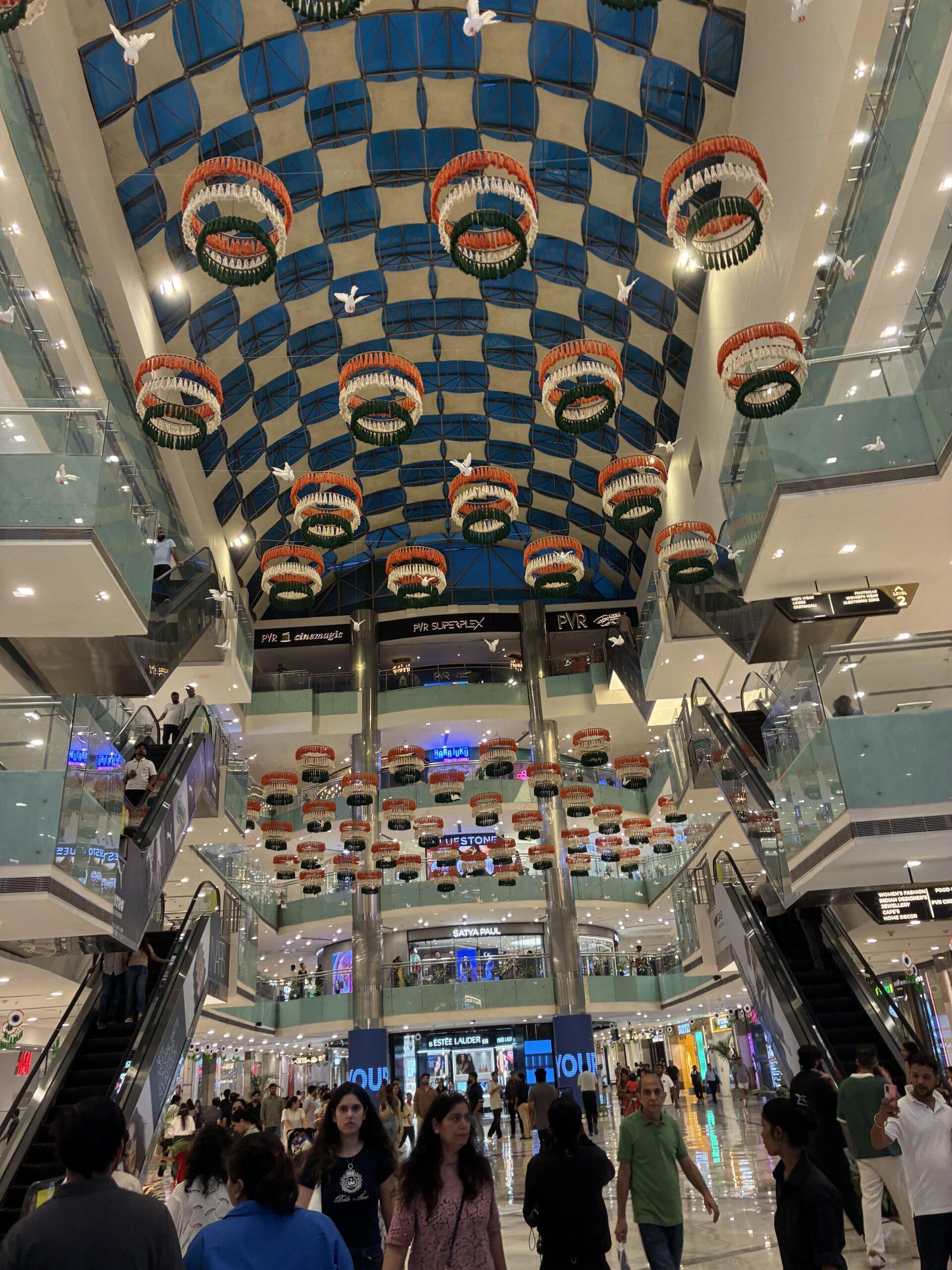Ambience Mallの吹き抜けと装飾