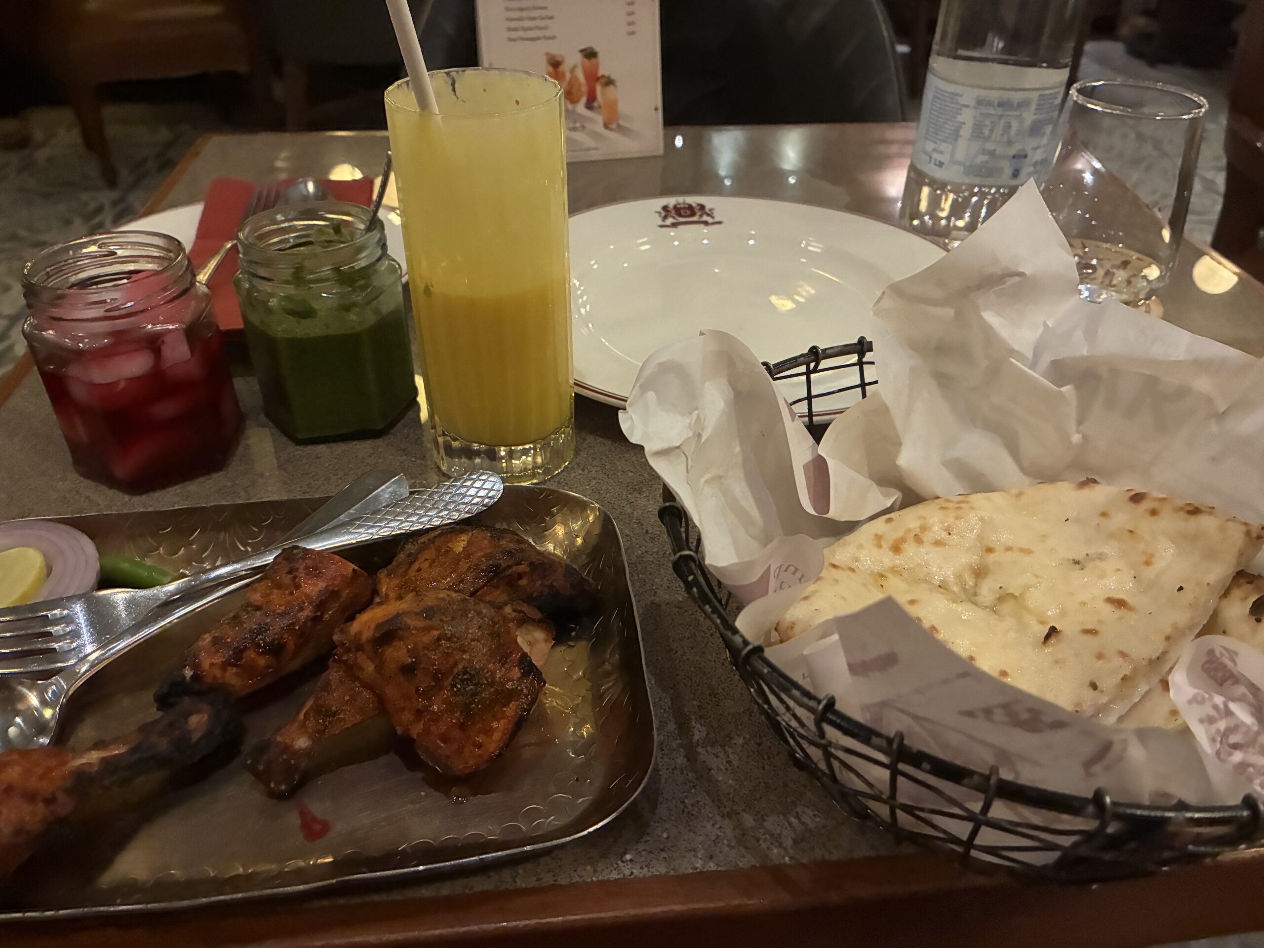DaryaganjのGarlic Cheese Naanとインド料理