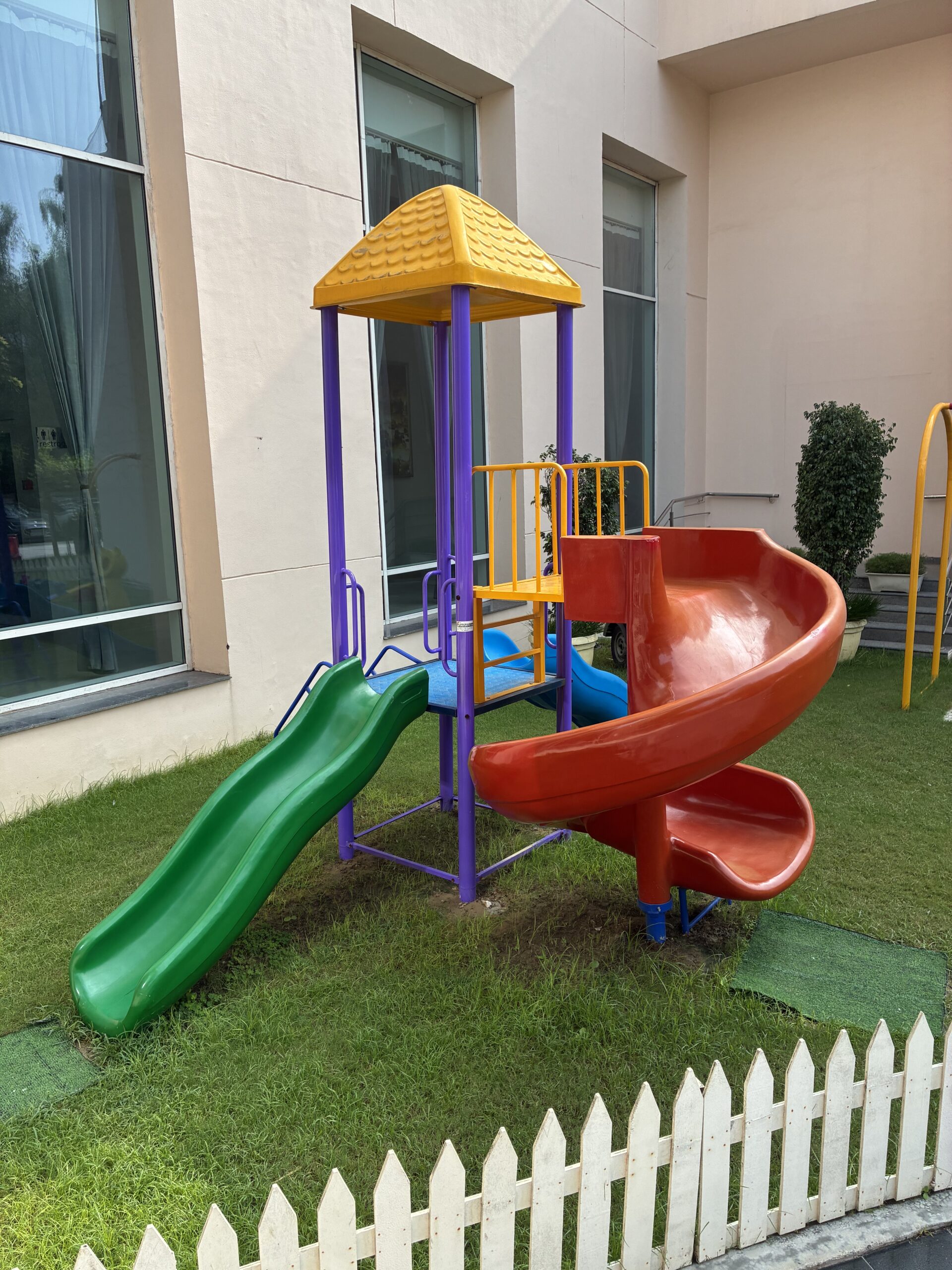 ホテル敷地内の子ども向け遊び場