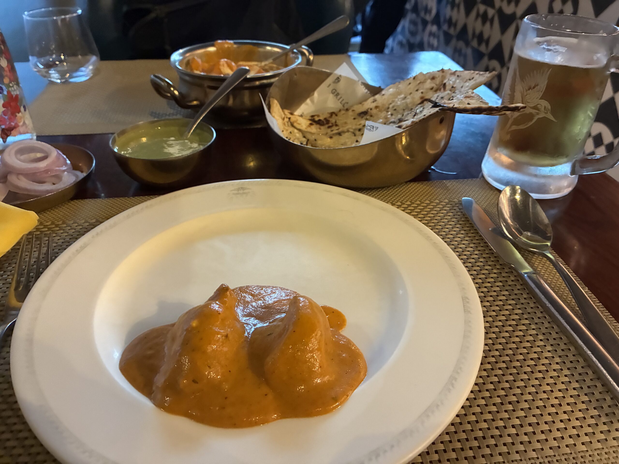 Butter Chicken Curry（バターチキンカレー）とGarlic Naan（ガーリックナン）、玉ねぎ、緑のチャトニ
