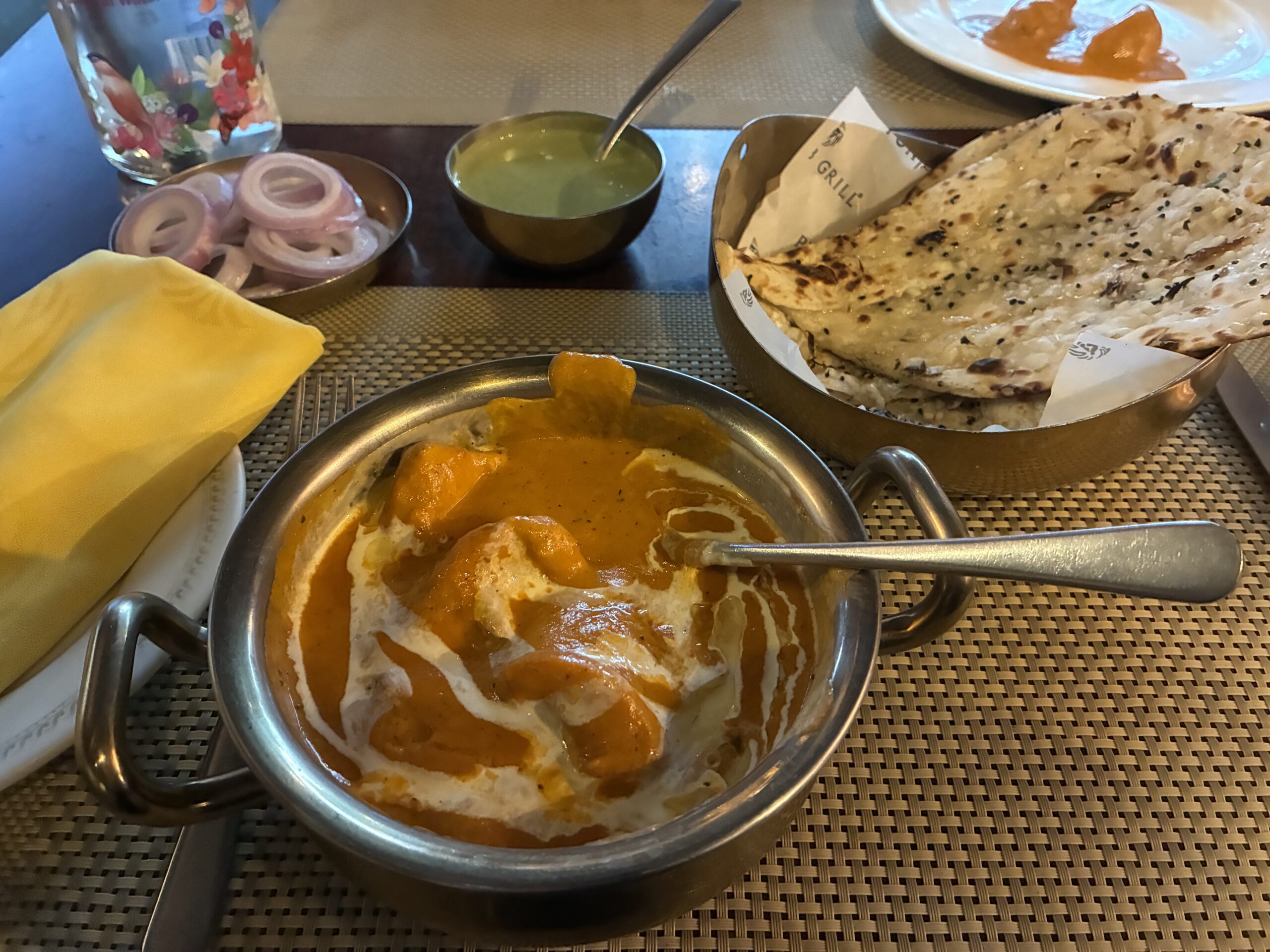 Punjab GrillのButter Chicken Curry（バターチキンカレー）とGarlic Naan（ガーリックナン）