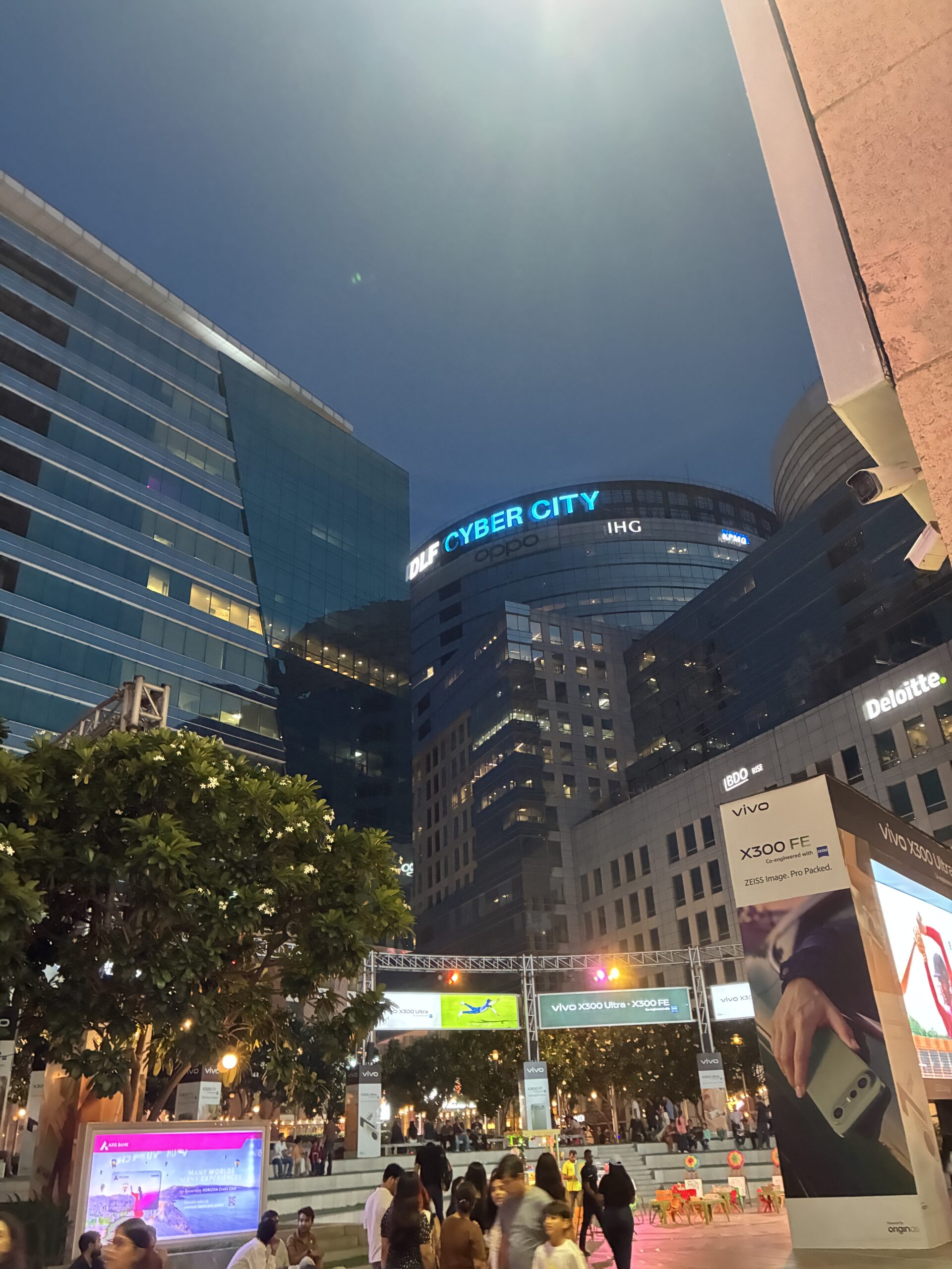 夜のDLF Cyber Cityのサインと高層オフィスビル