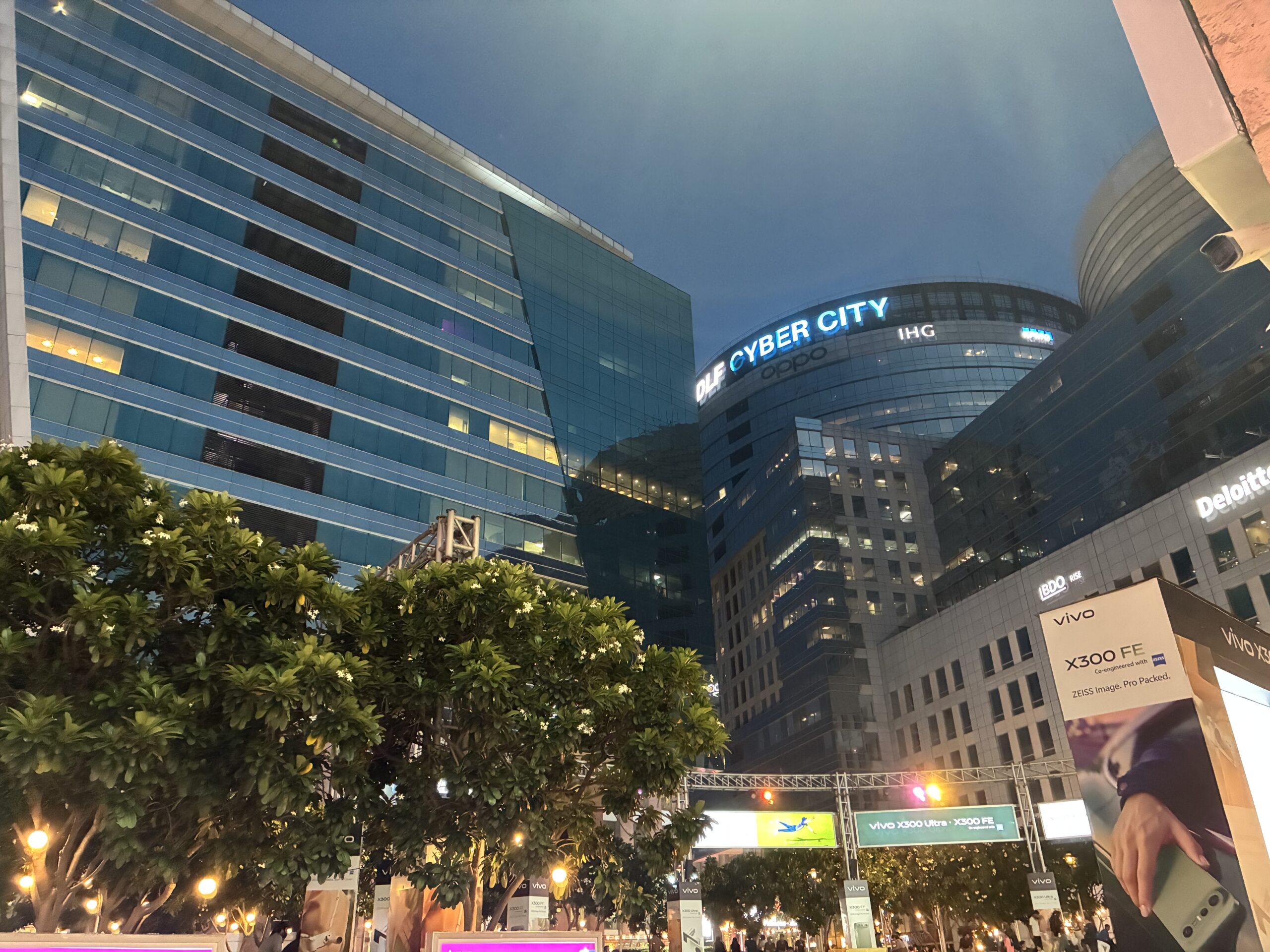 DLF Cyber Cityの高層オフィスビルと夜の照明