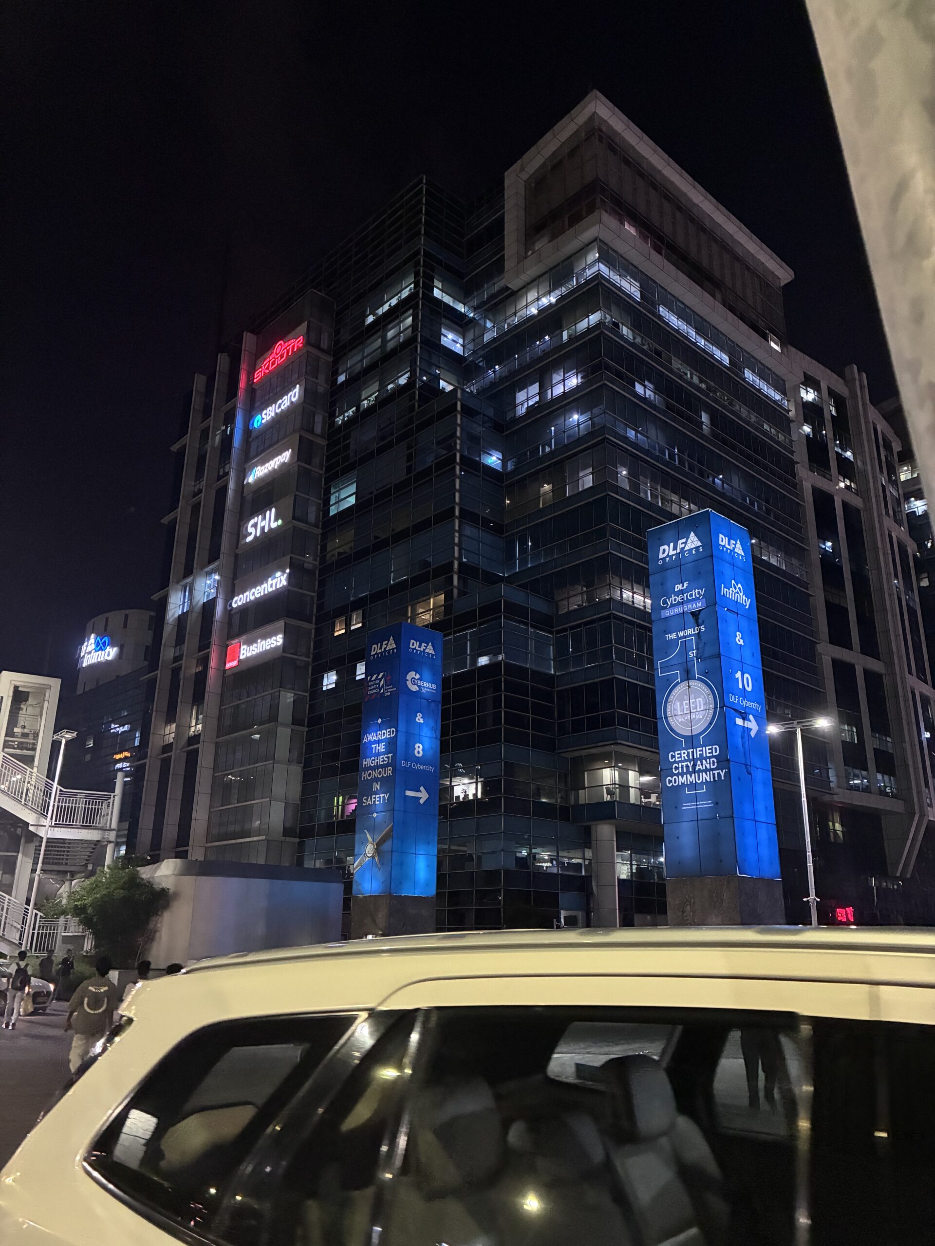 タクシー車内から見たCyber Hub周辺の夜景と高層ビル