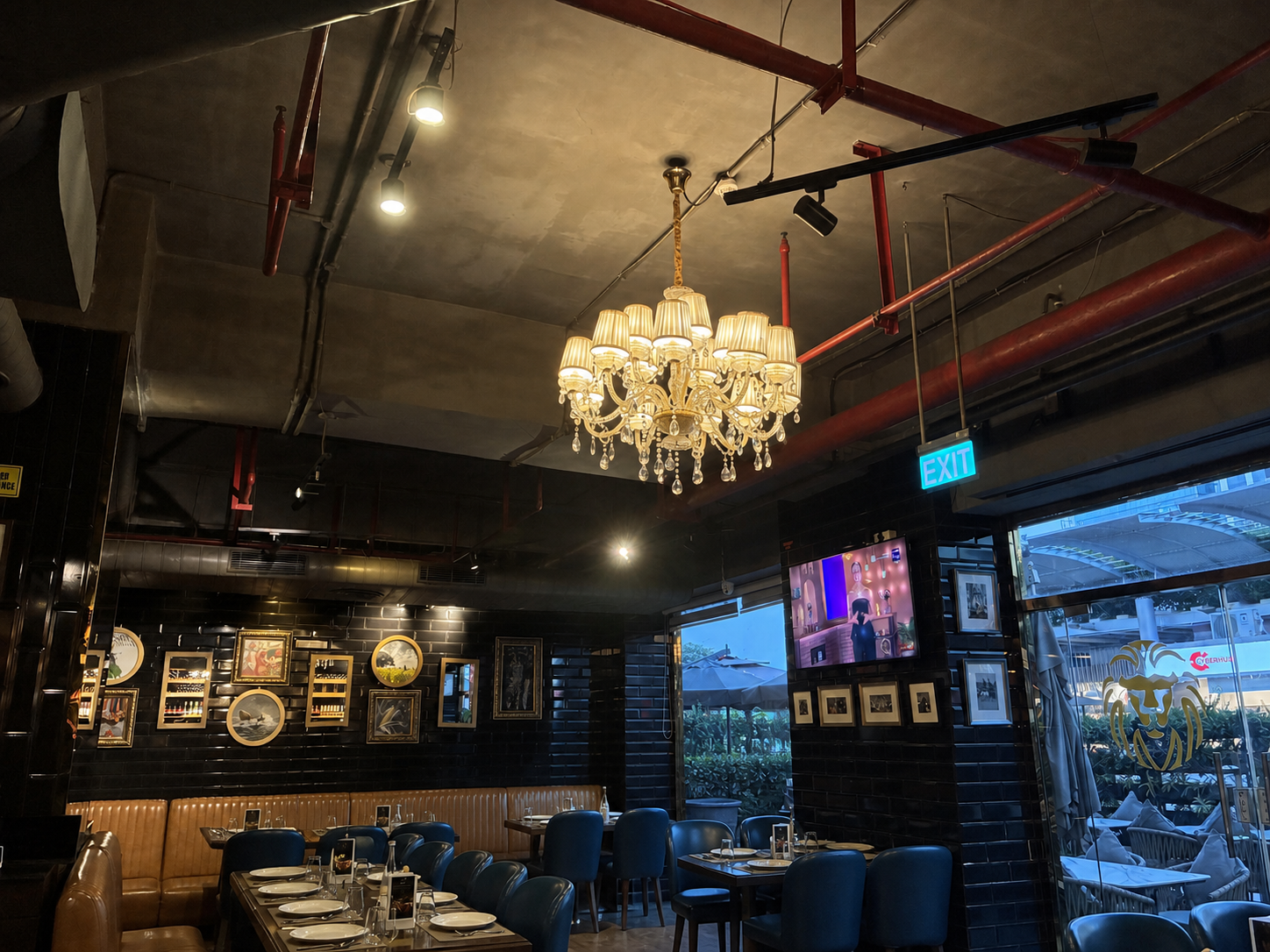 Punjab Grillの店内とシャンデリア