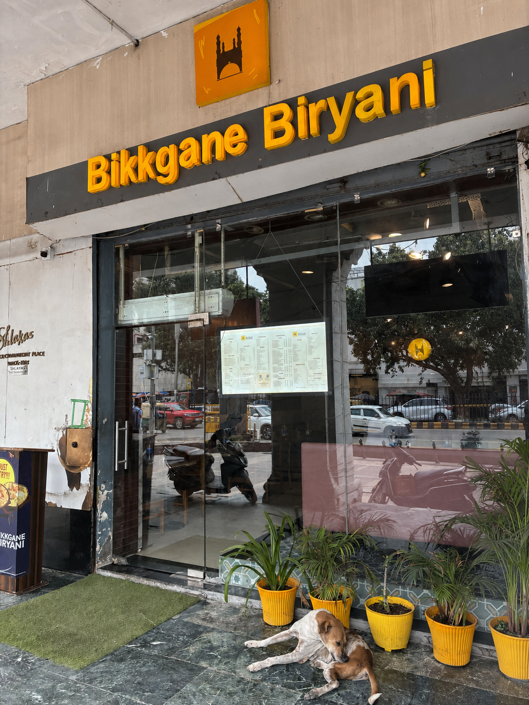 Bikkgane Biryaniの外観と入口前の野良犬