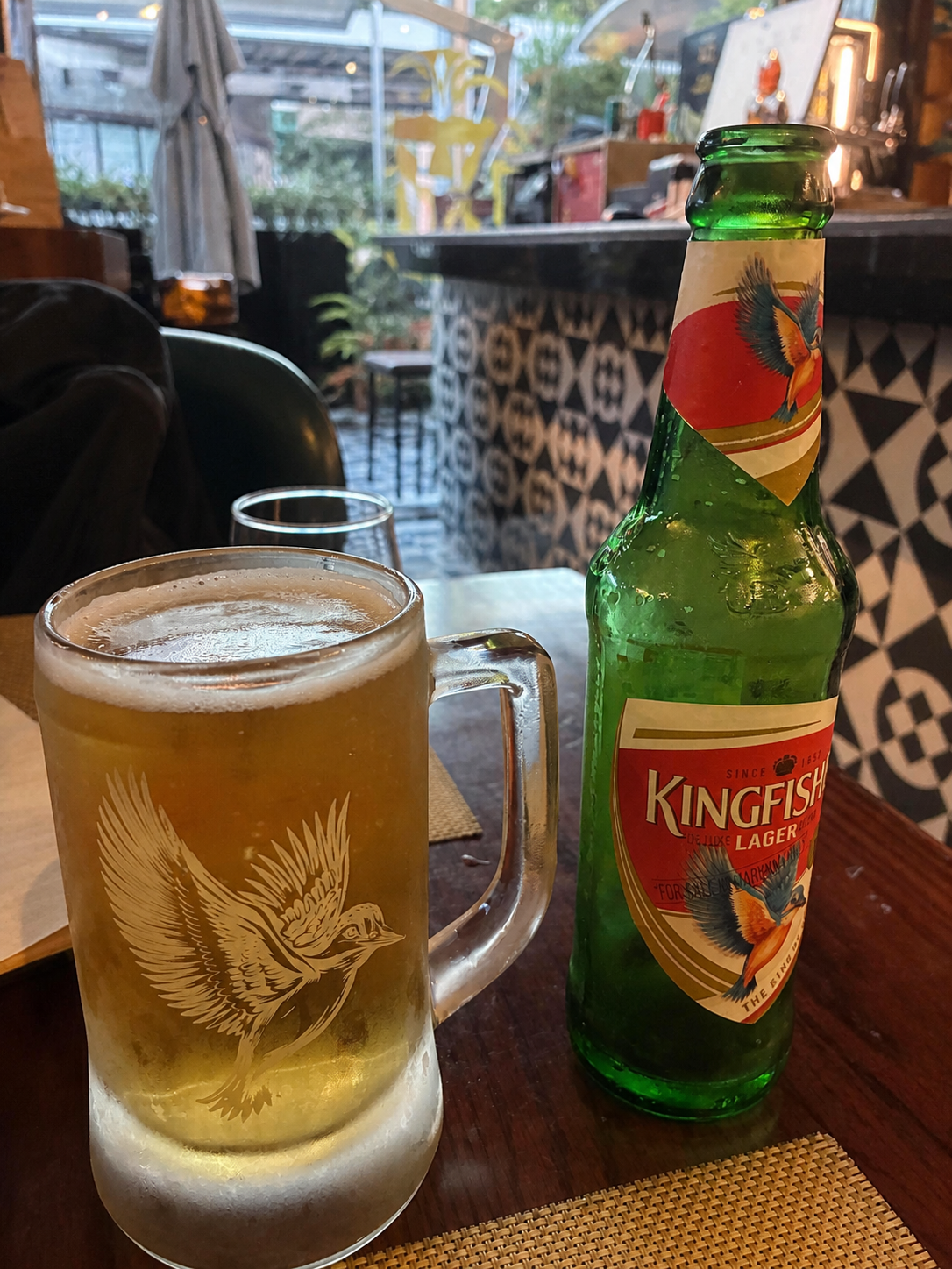 Punjab Grillで飲んだKingfisher Lagerの瓶とビールジョッキ