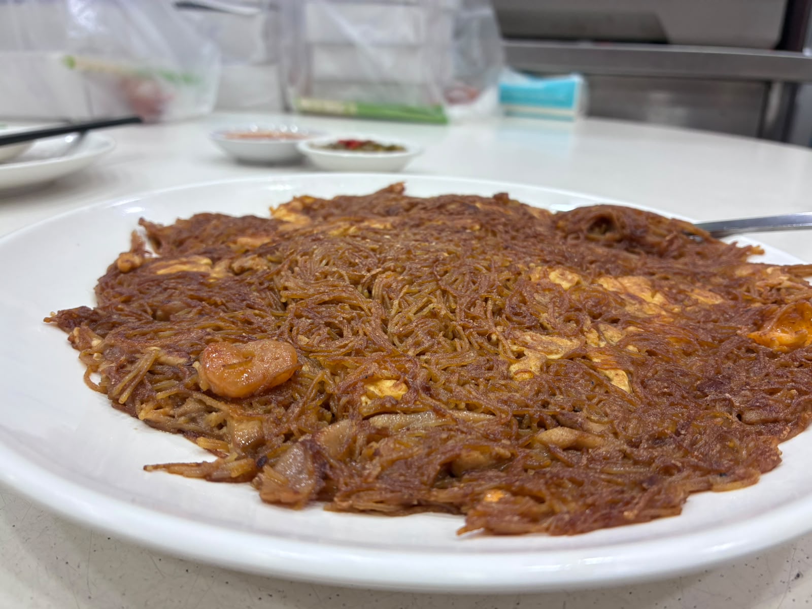 San Lou Mee Hoon served with two small dishes of condiments