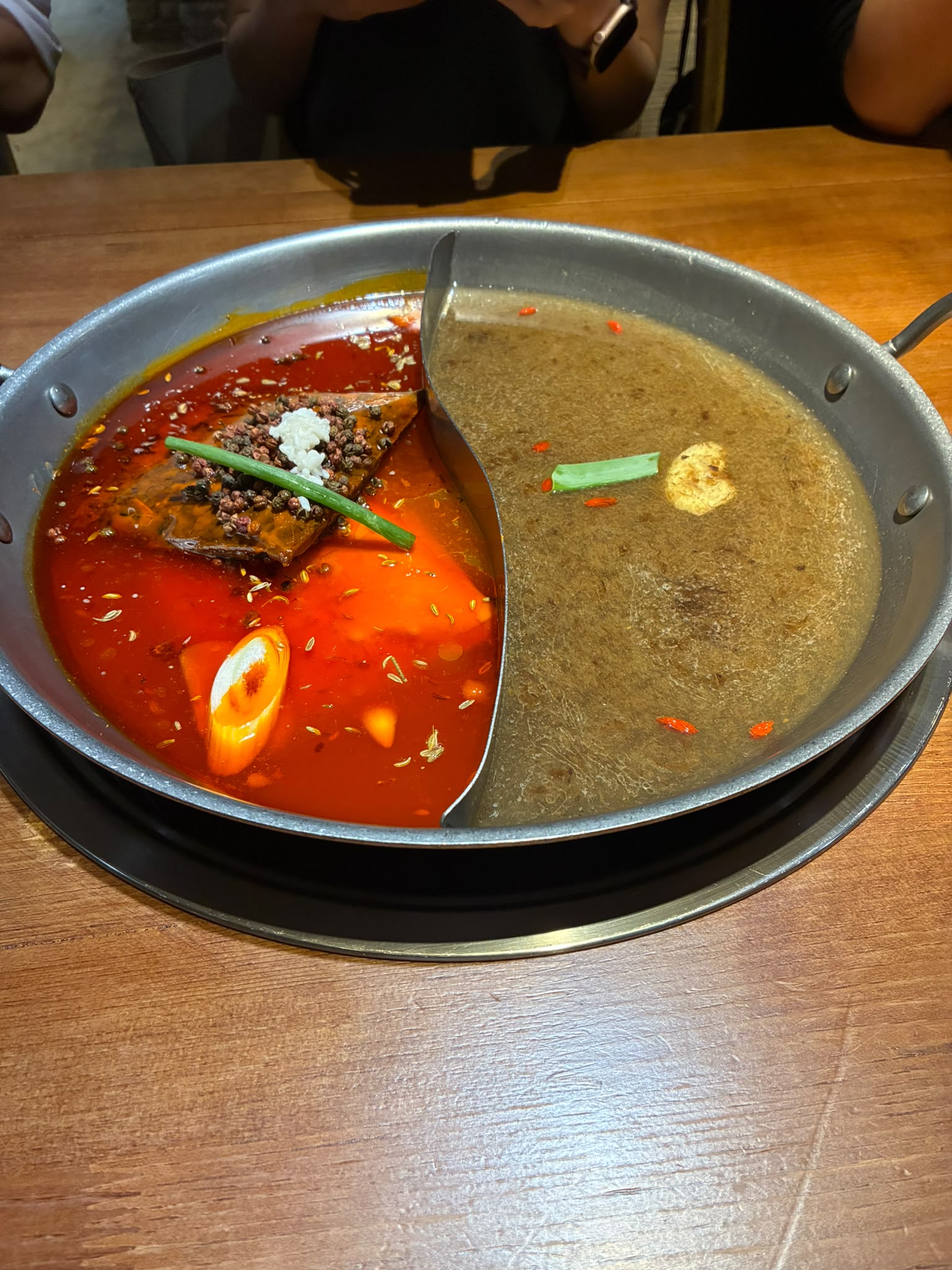 麻辣スープときのこスープの二色鍋