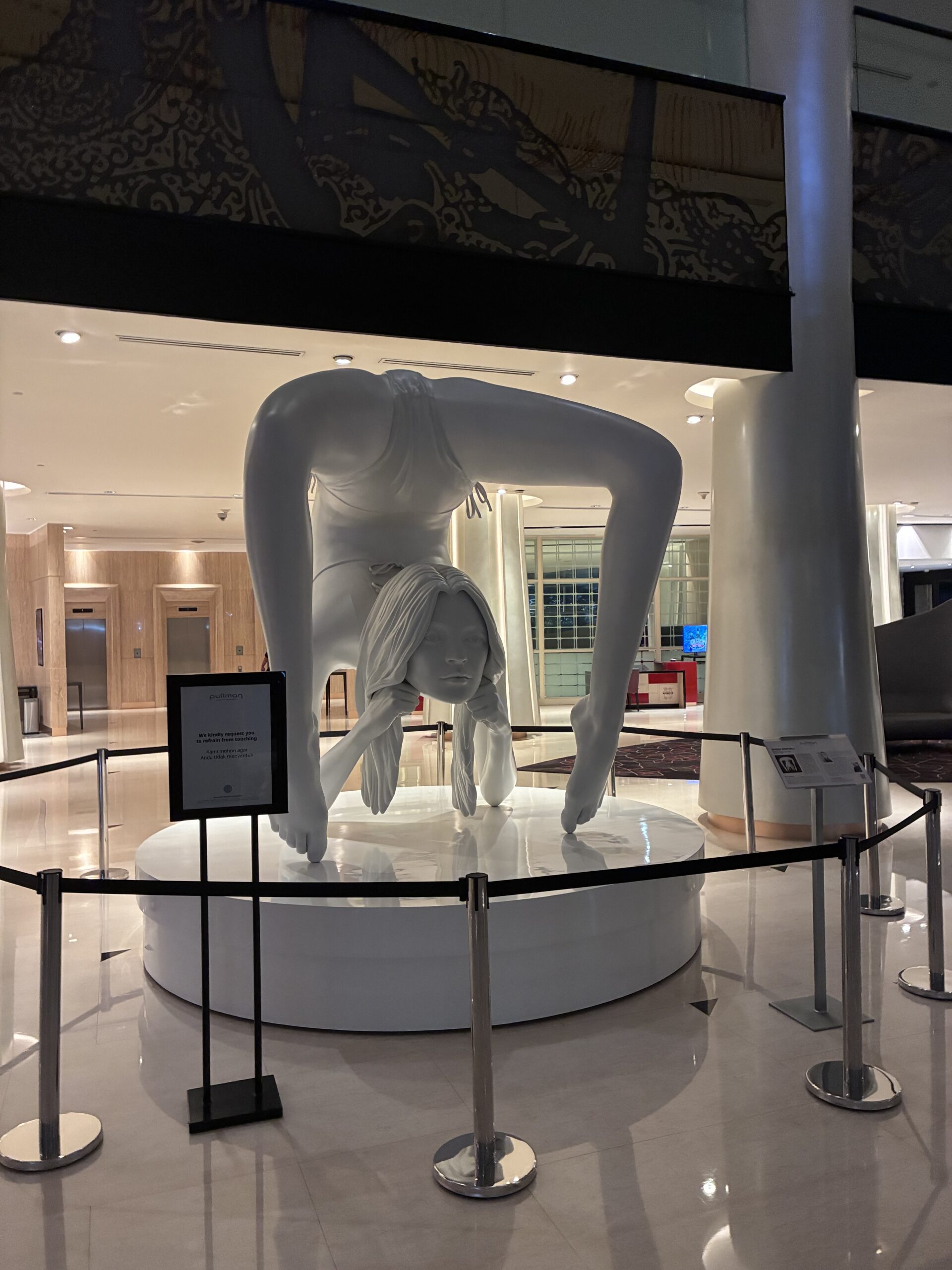 Pullman Jakarta Indonesiaのロビーで正面から撮影した大きな女性像
