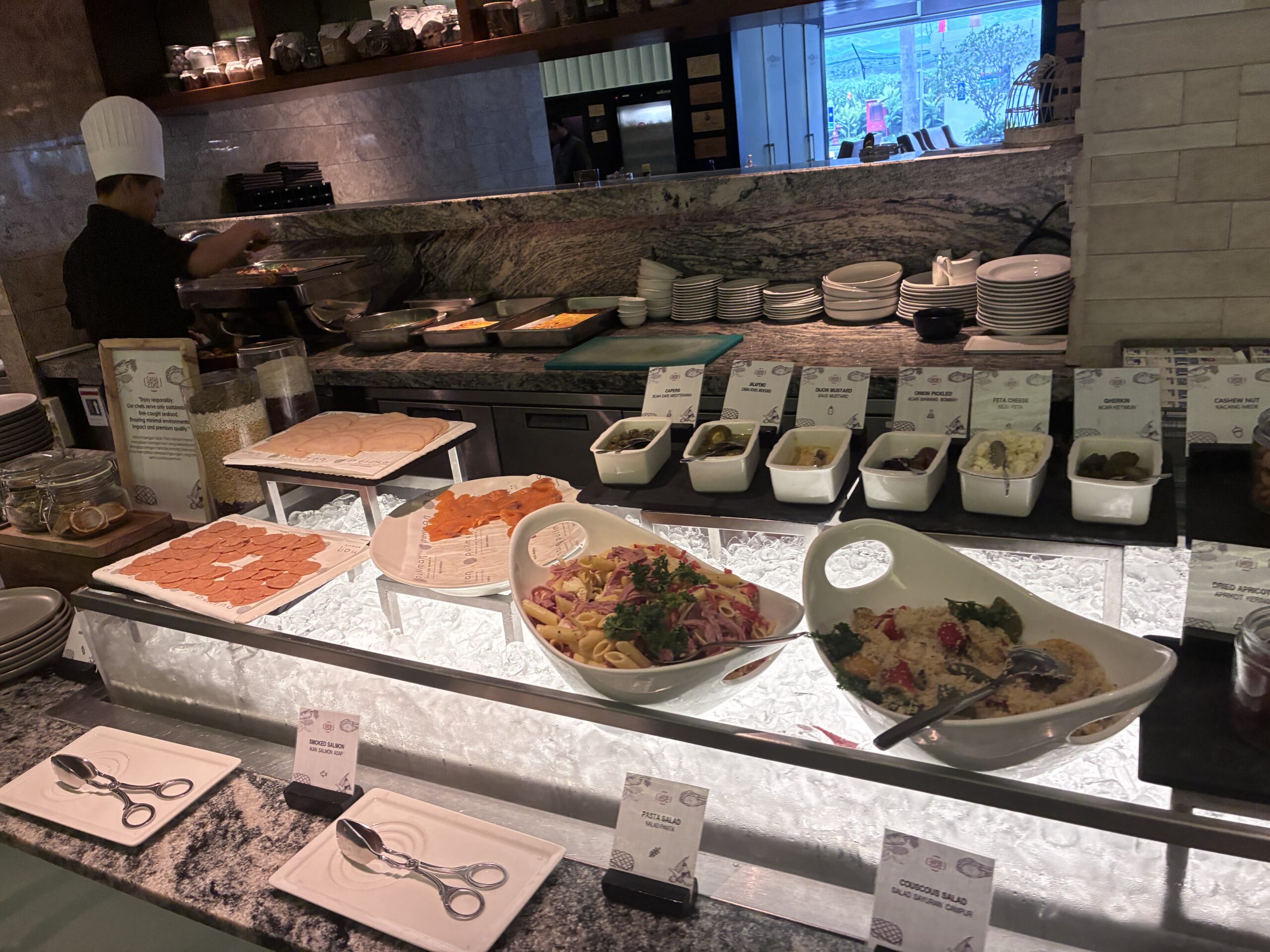 Sana Sini朝食ビュッフェのサーモンと冷菜