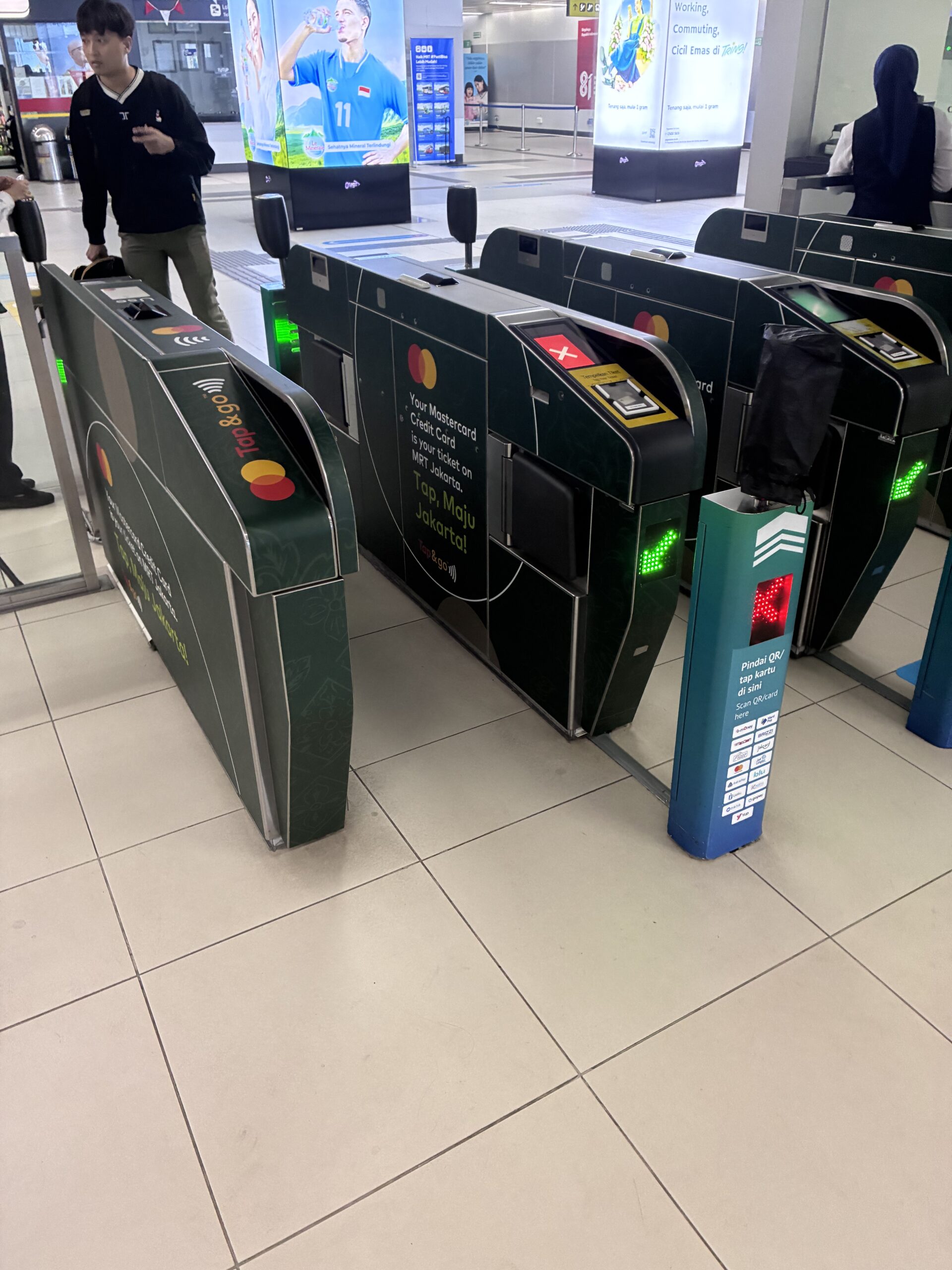 ジャカルタMRTの改札でタッチ乗車する様子