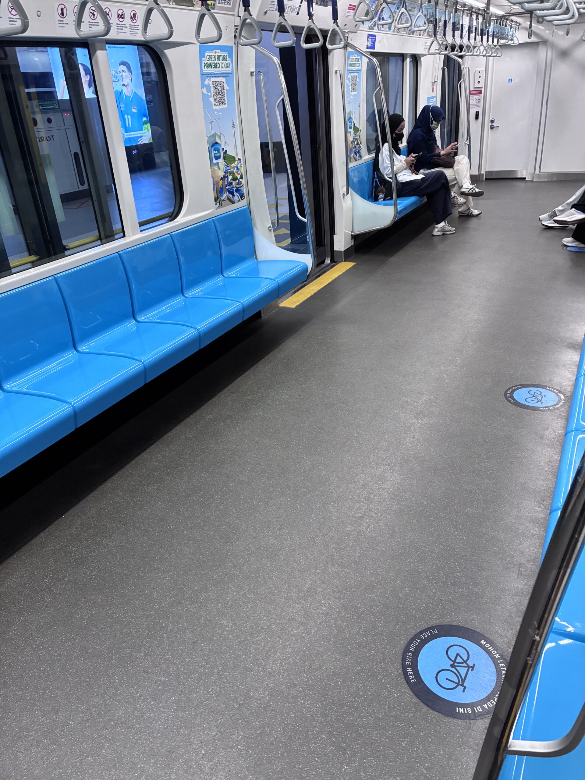 ジャカルタMRTの車内
