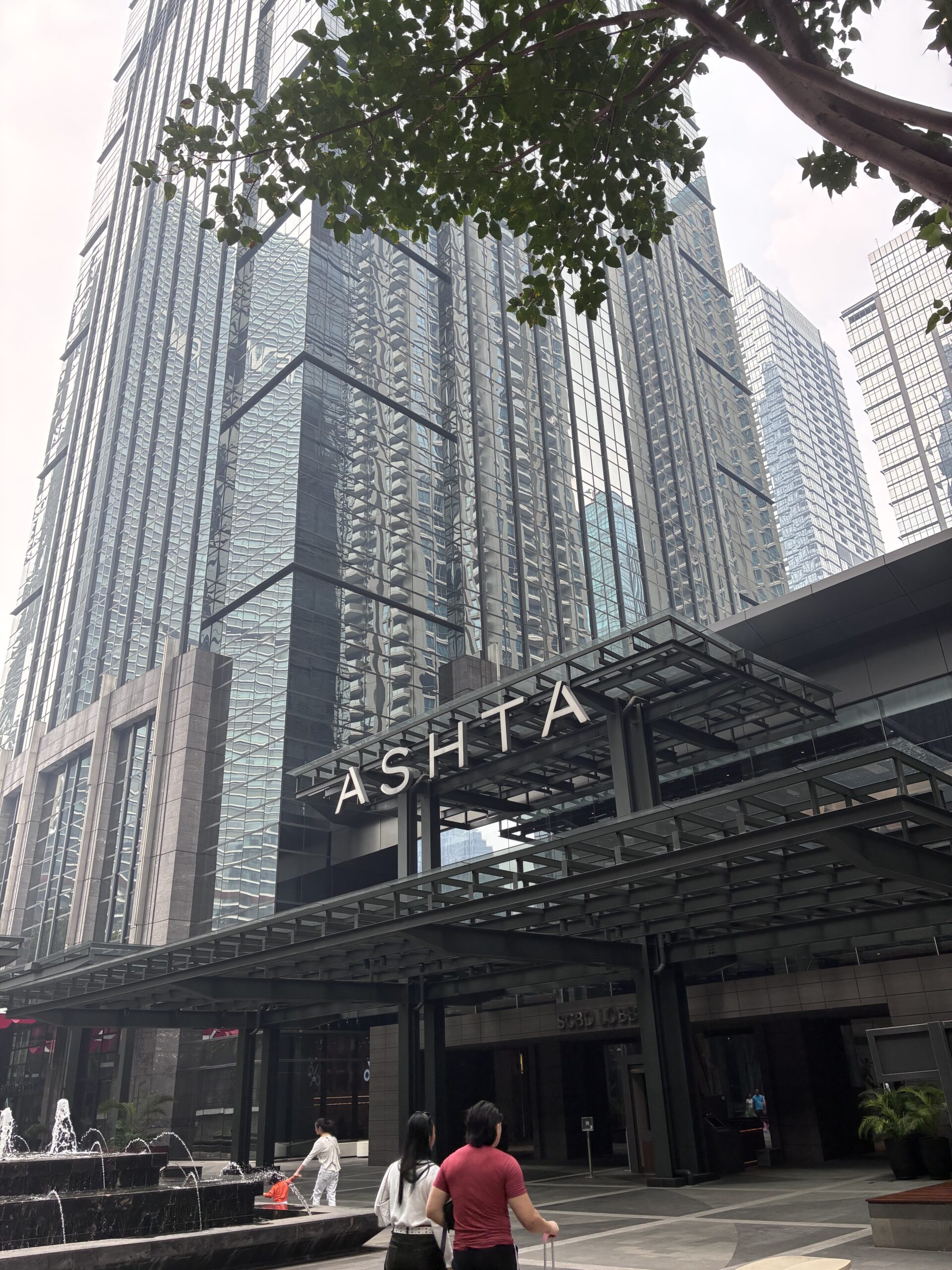 SCBDの高層ビル前の街並み