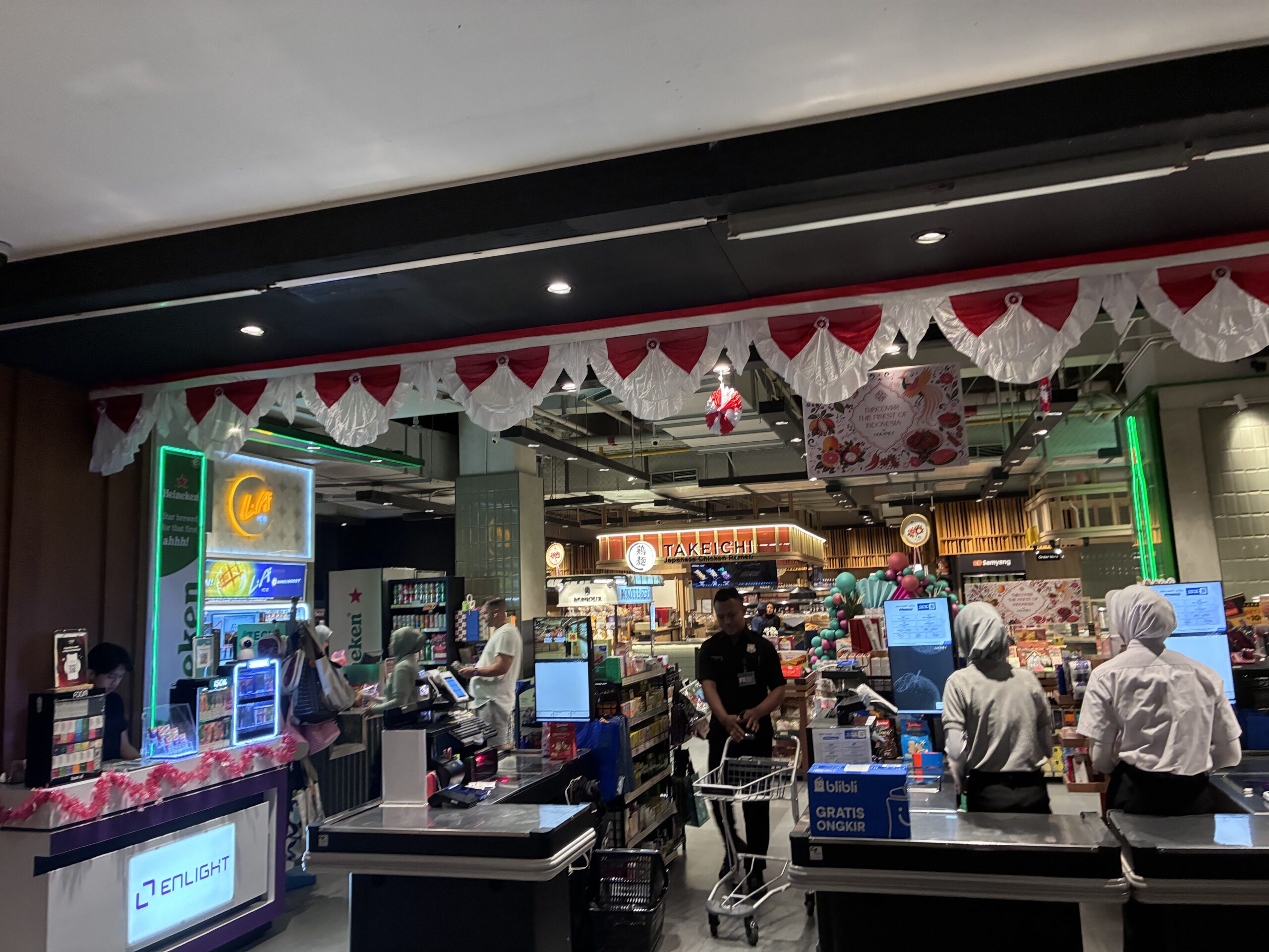 ASHTA District 8の店内風景