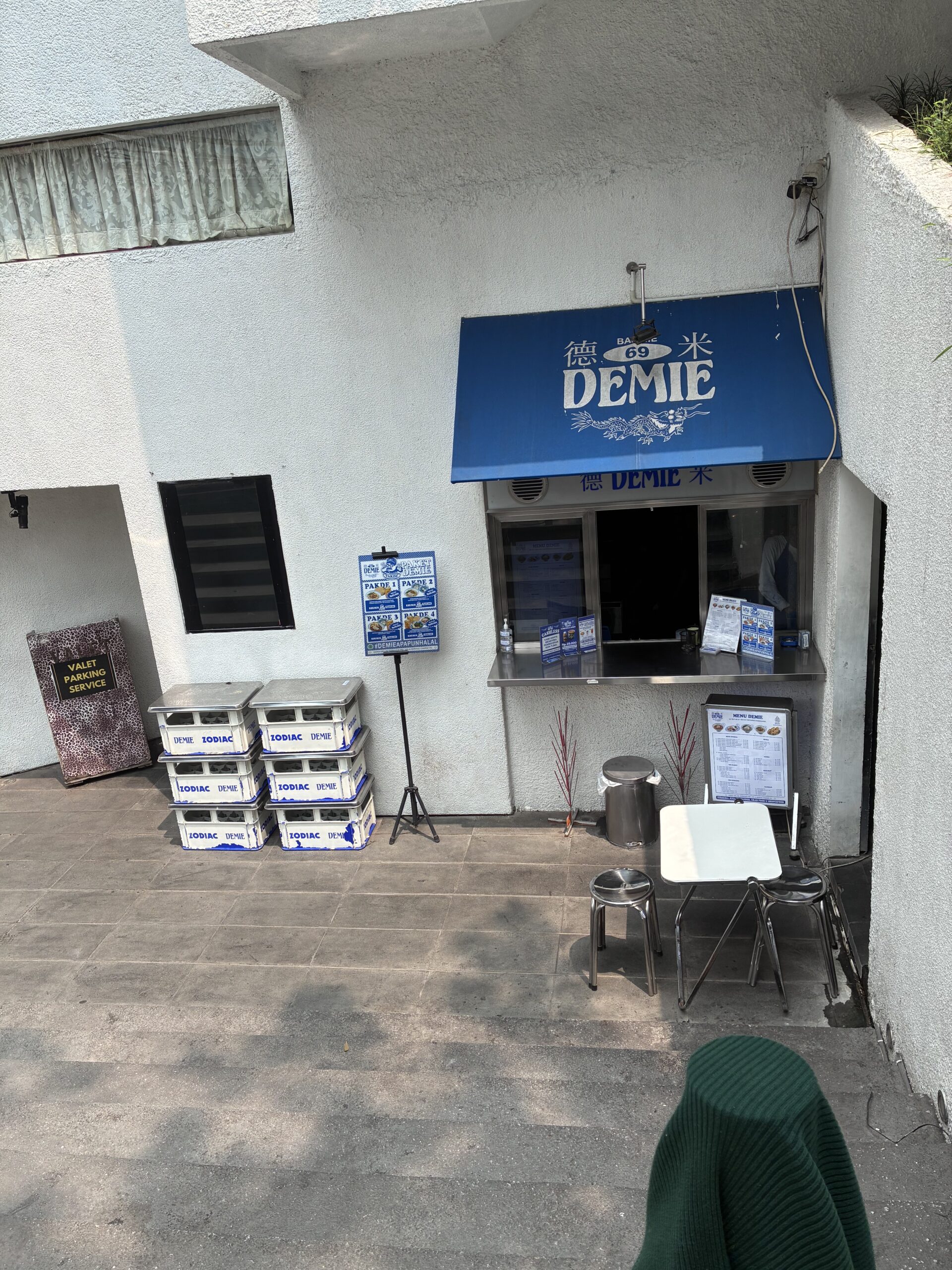 DEMIEで用意してもらったテーブルと椅子