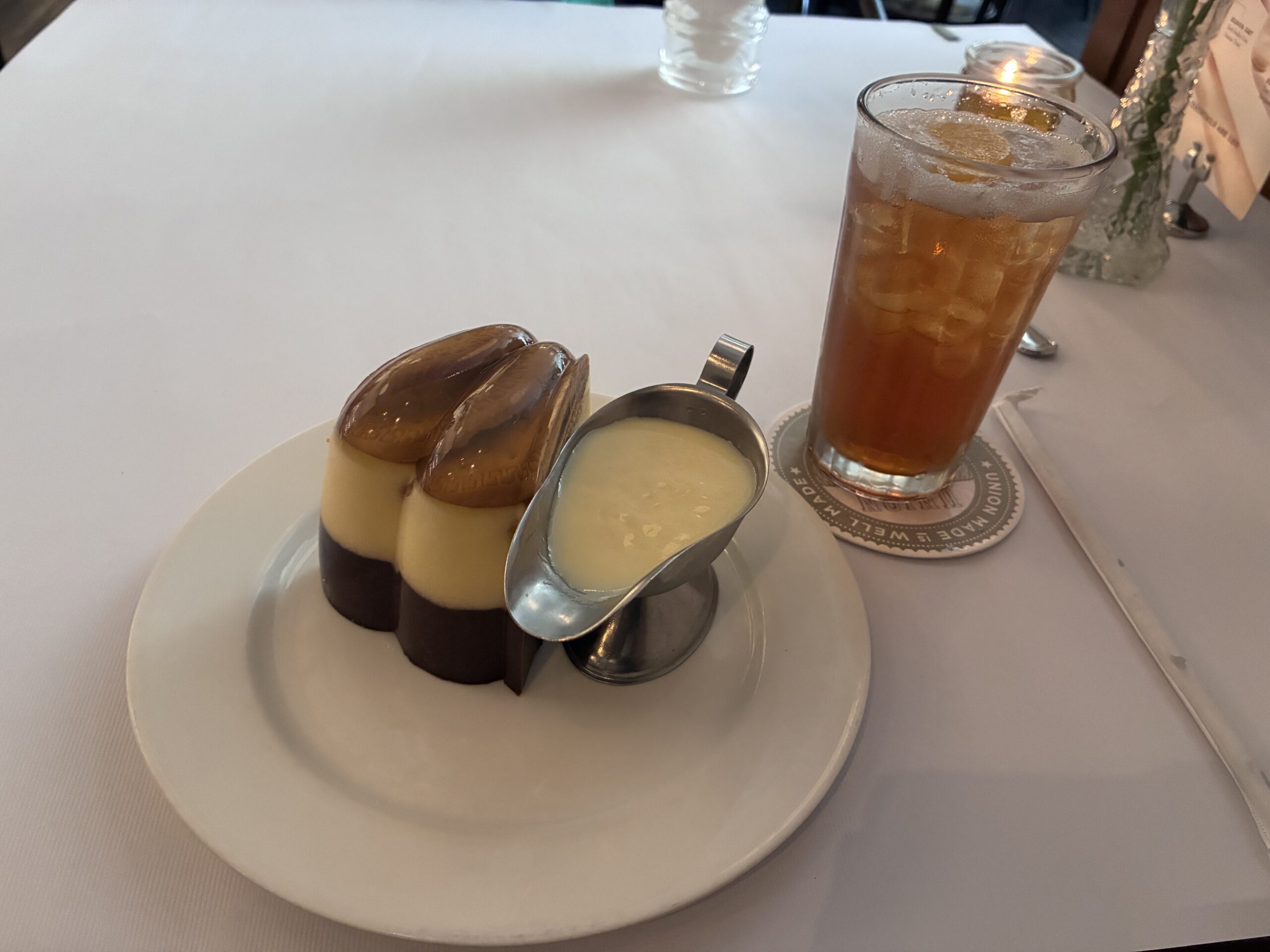 Grand Indonesiaで食べたチョコレートのプディングとピーチティー