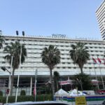 Pullman Jakarta Indonesia Thamrinの外観とホテル名のサイン