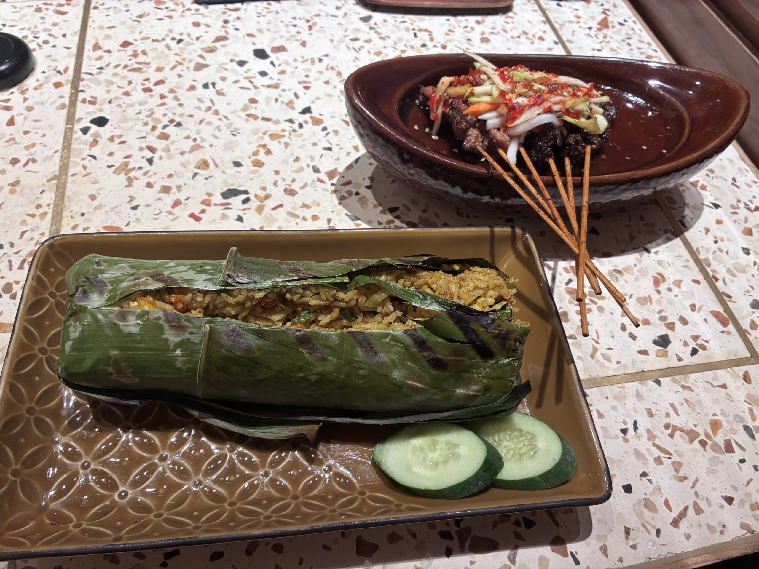 Remboelanで注文したサテとバナナの葉包み料理