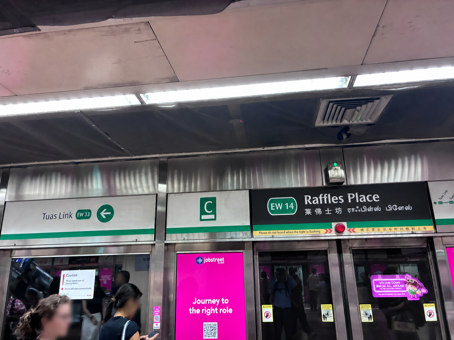 ラッフルズ・プレイス駅のMRTホーム