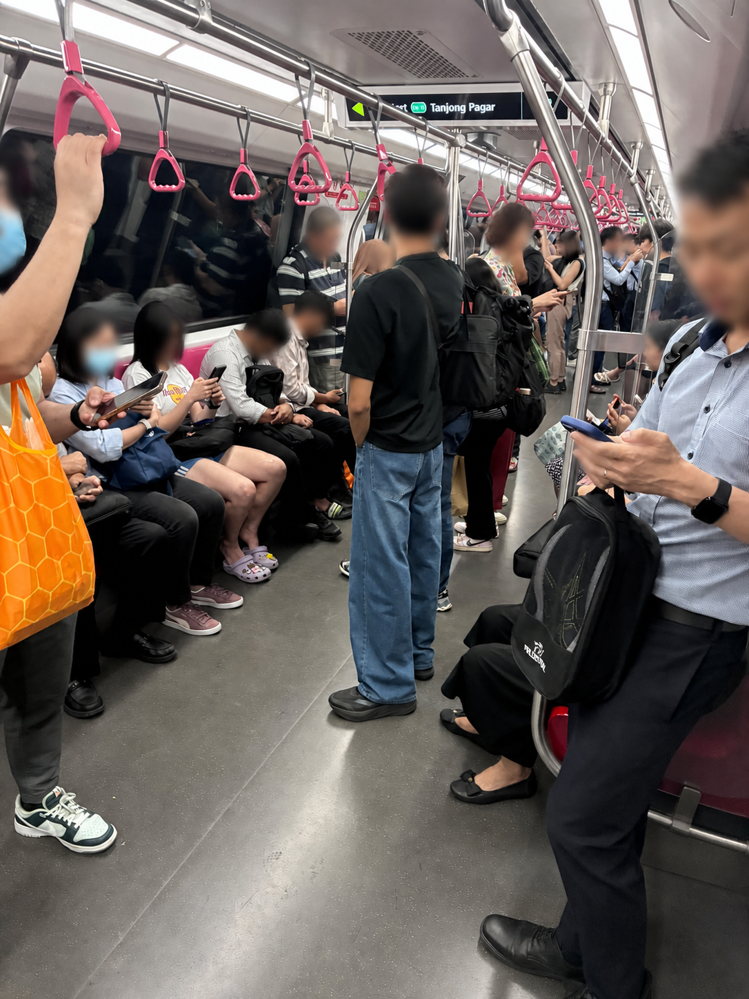 乗客で混み合うMRT車内