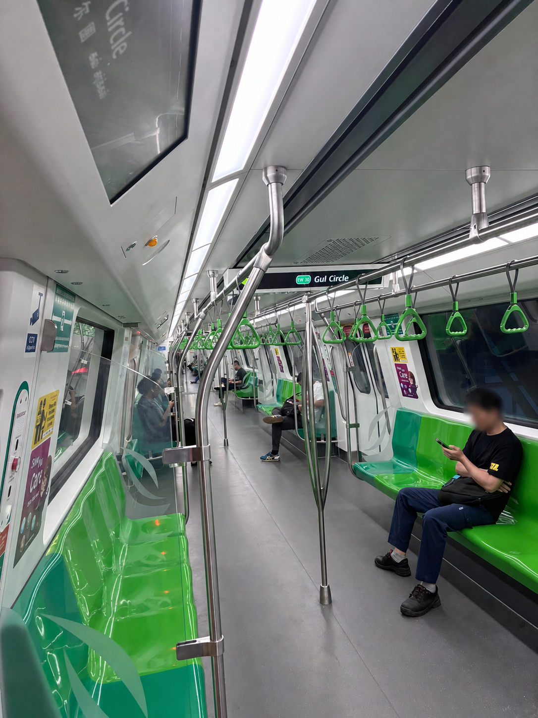 空席が増えたMRT車内