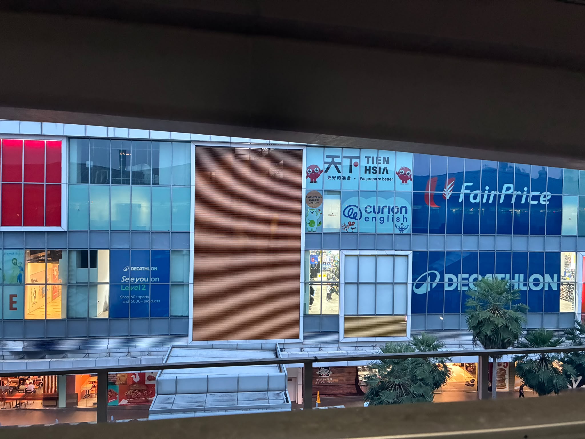 Joo Koon駅付近の商業施設