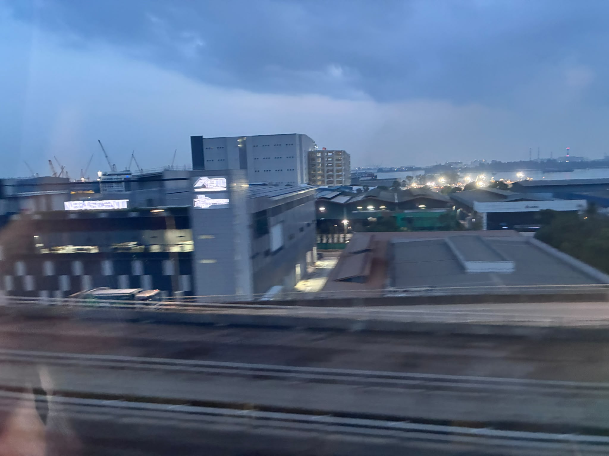 MRT車窓から見える西部の工業地帯