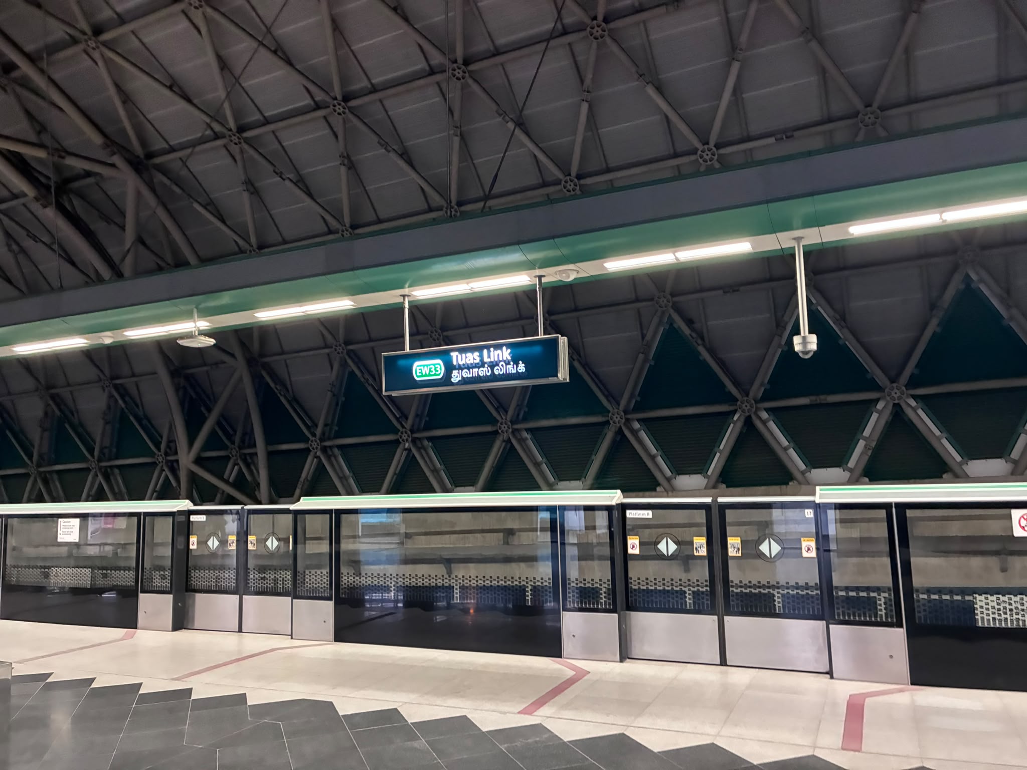 夜のTuas Link駅ホーム