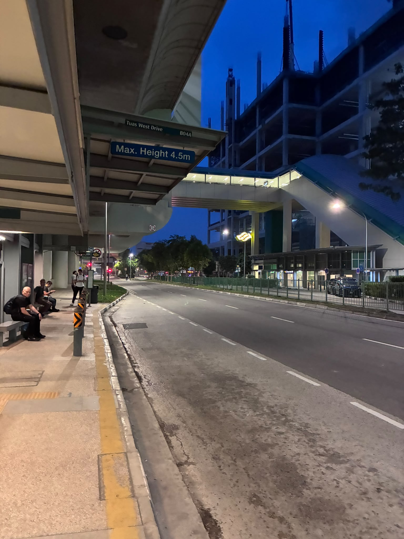 夜の静かなTuas Link周辺の歩道