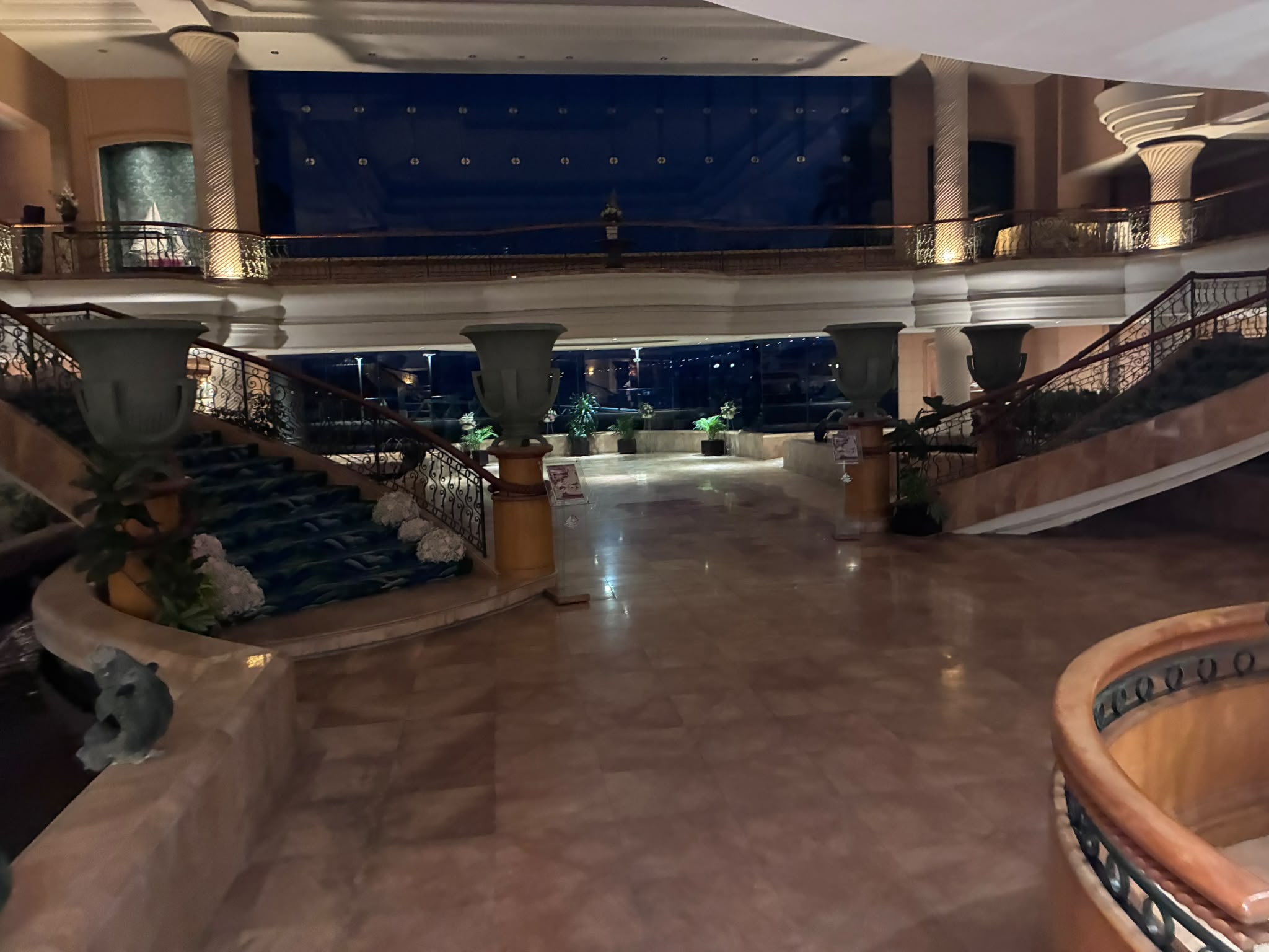 Raffles Marinaのロビー