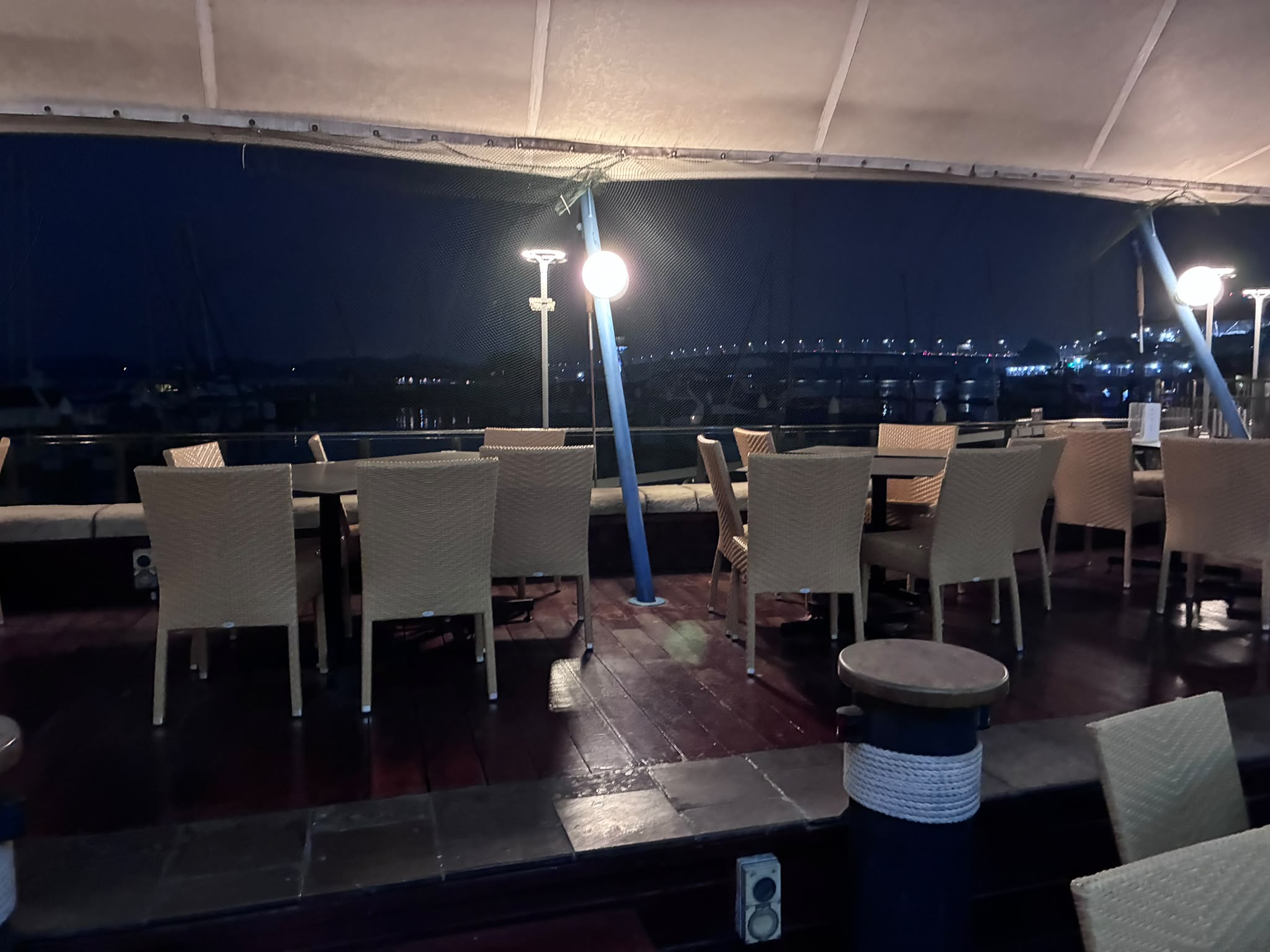 Raffles Marinaのテラス席から見える夜の海