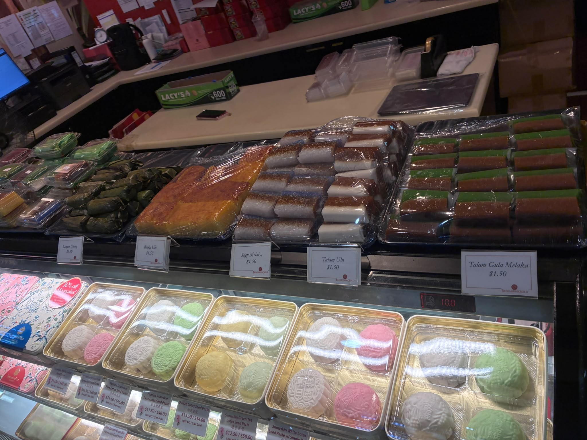 Bengawan Solo kueh price labels including Talam Ubi and Talam Gula Melaka at S$1.50